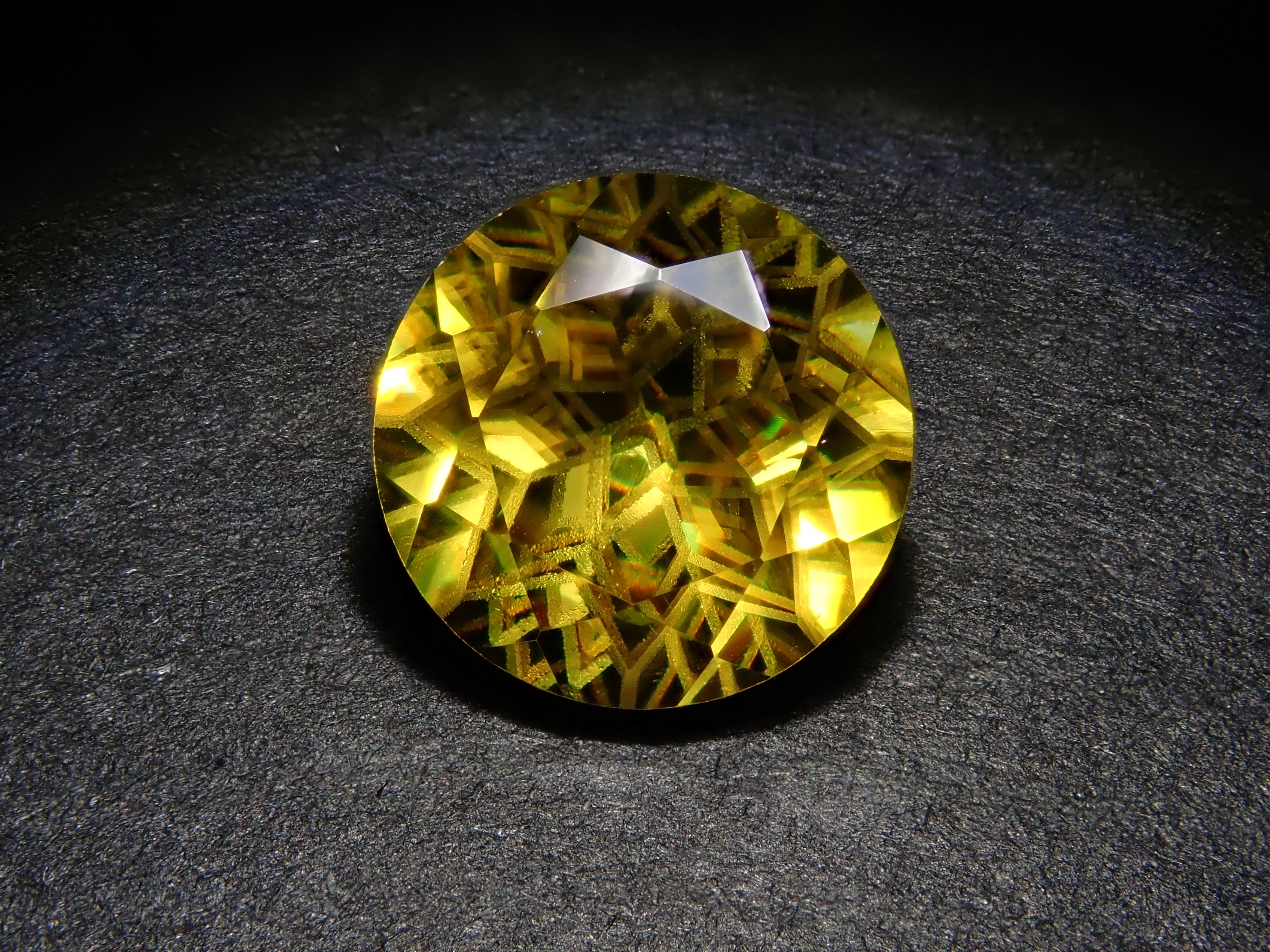【ダンデライオンカット】スフェーン 7.0mm/1.412ct《コラボ》ルース