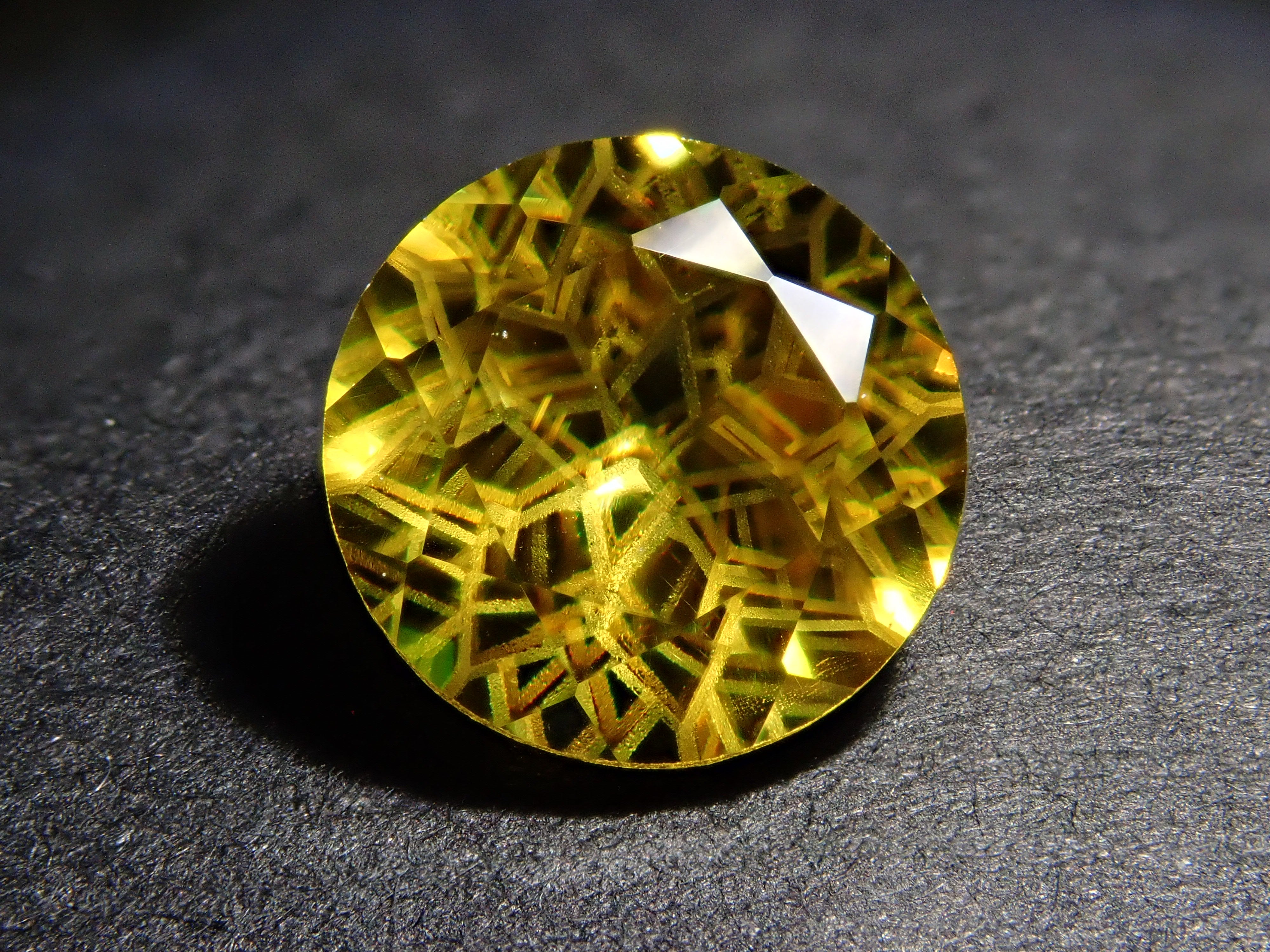 【ダンデライオンカット】スフェーン 7.0mm/1.412ct《コラボ》ルース