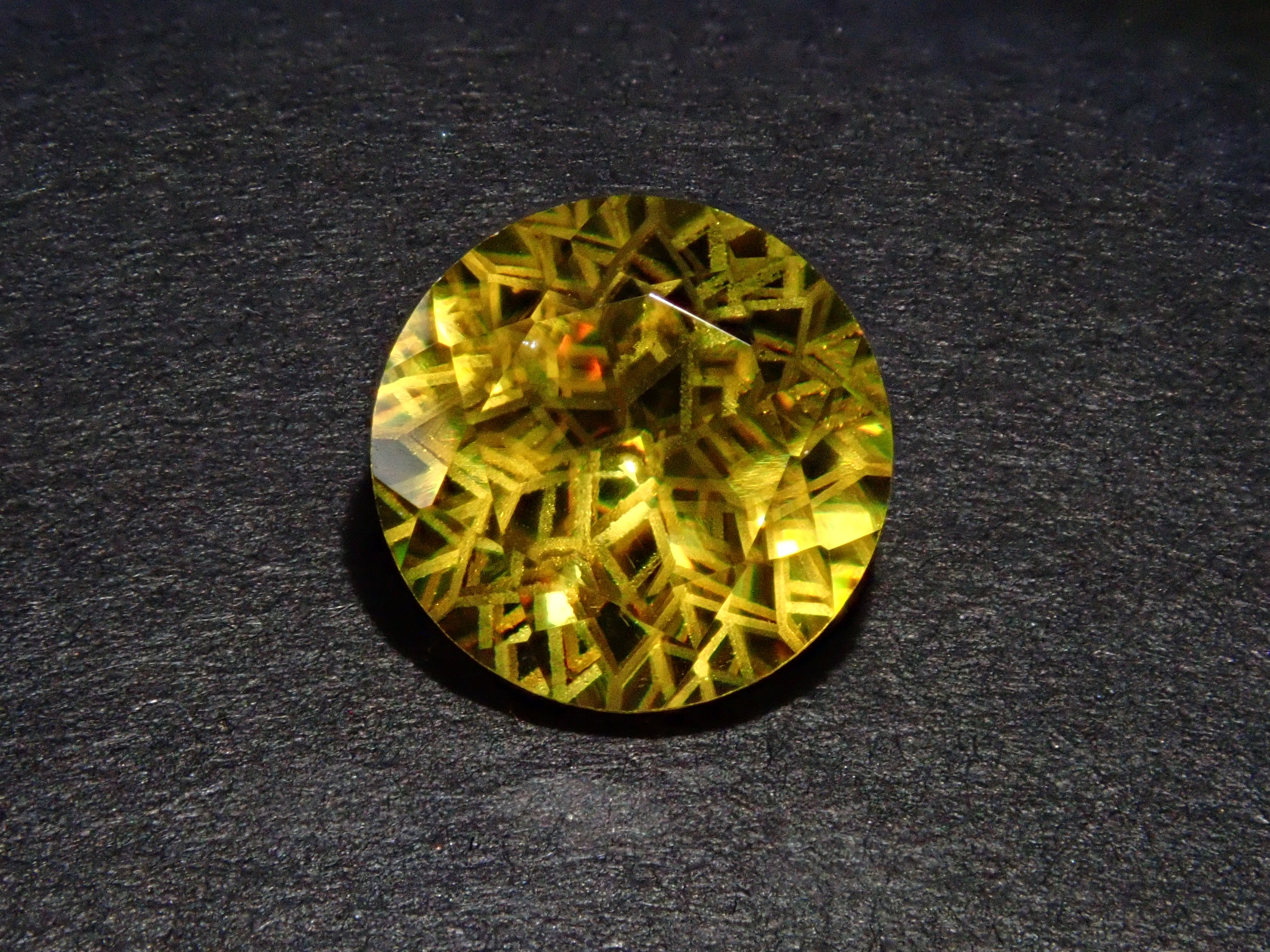 【ダンデライオンカット】スフェーン 7.0mm/1.412ct《コラボ》ルース