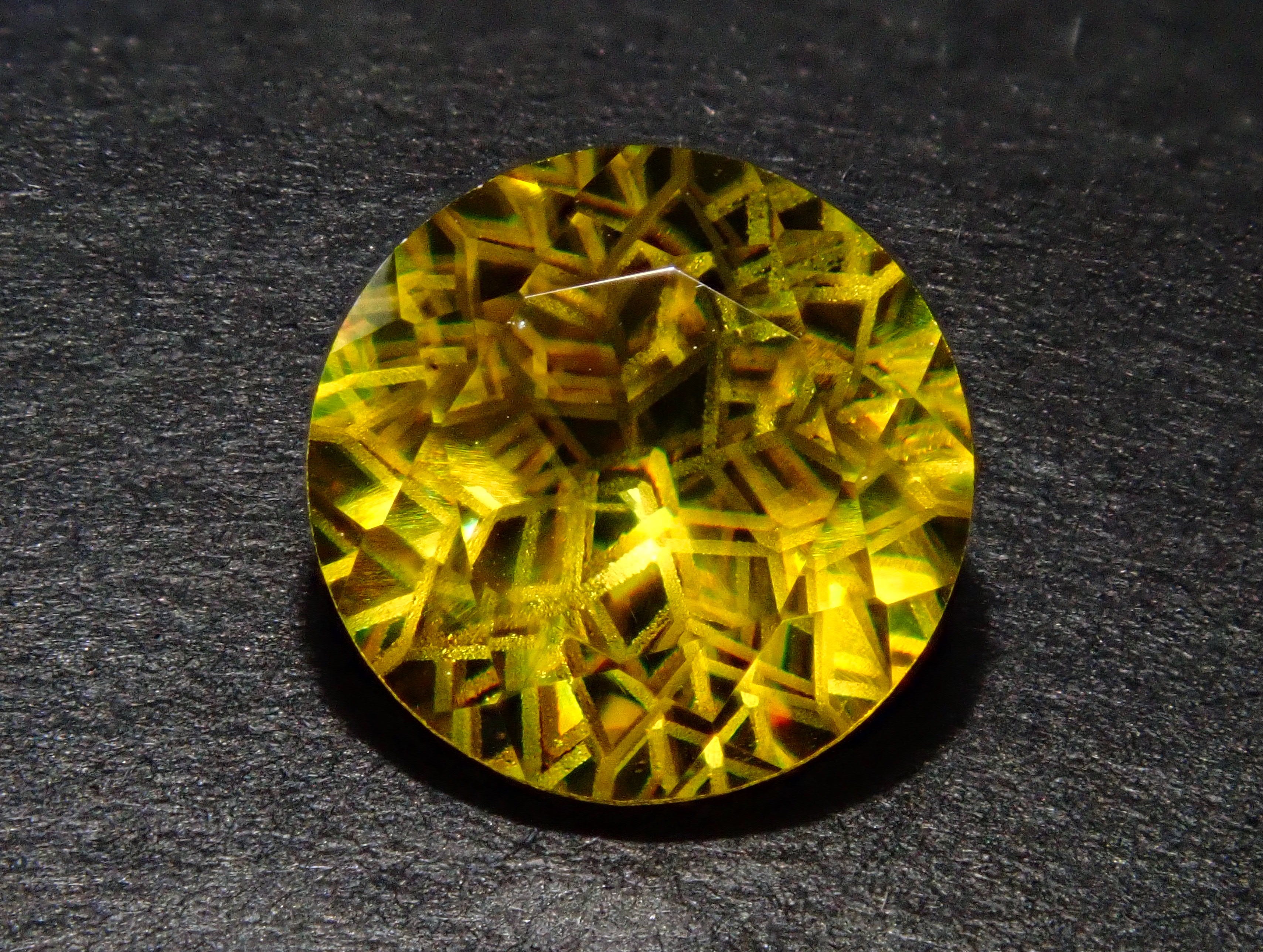 【ダンデライオンカット】スフェーン 7.0mm/1.412ct《コラボ》ルース