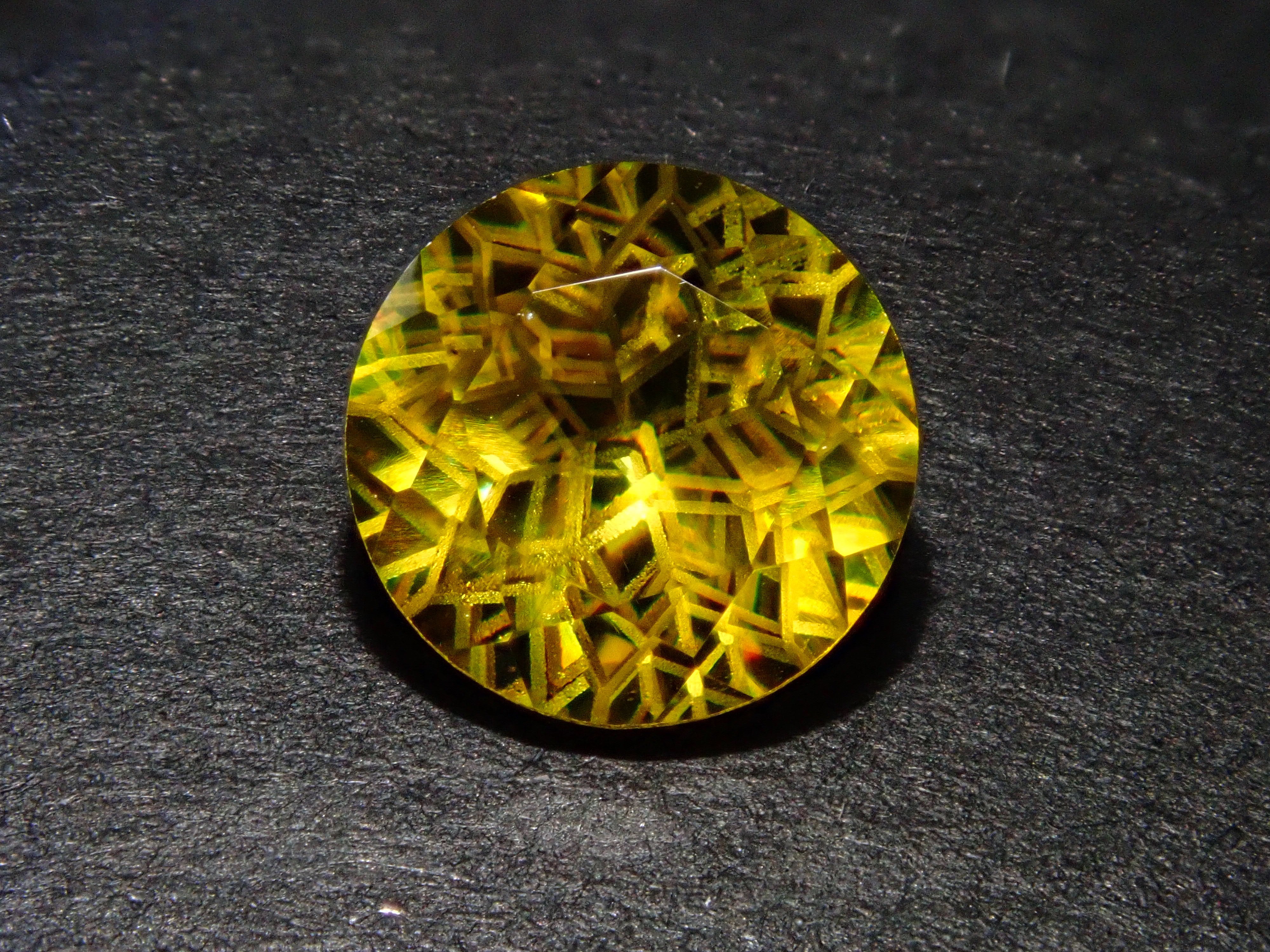【ダンデライオンカット】スフェーン 7.0mm/1.412ct《コラボ》ルース