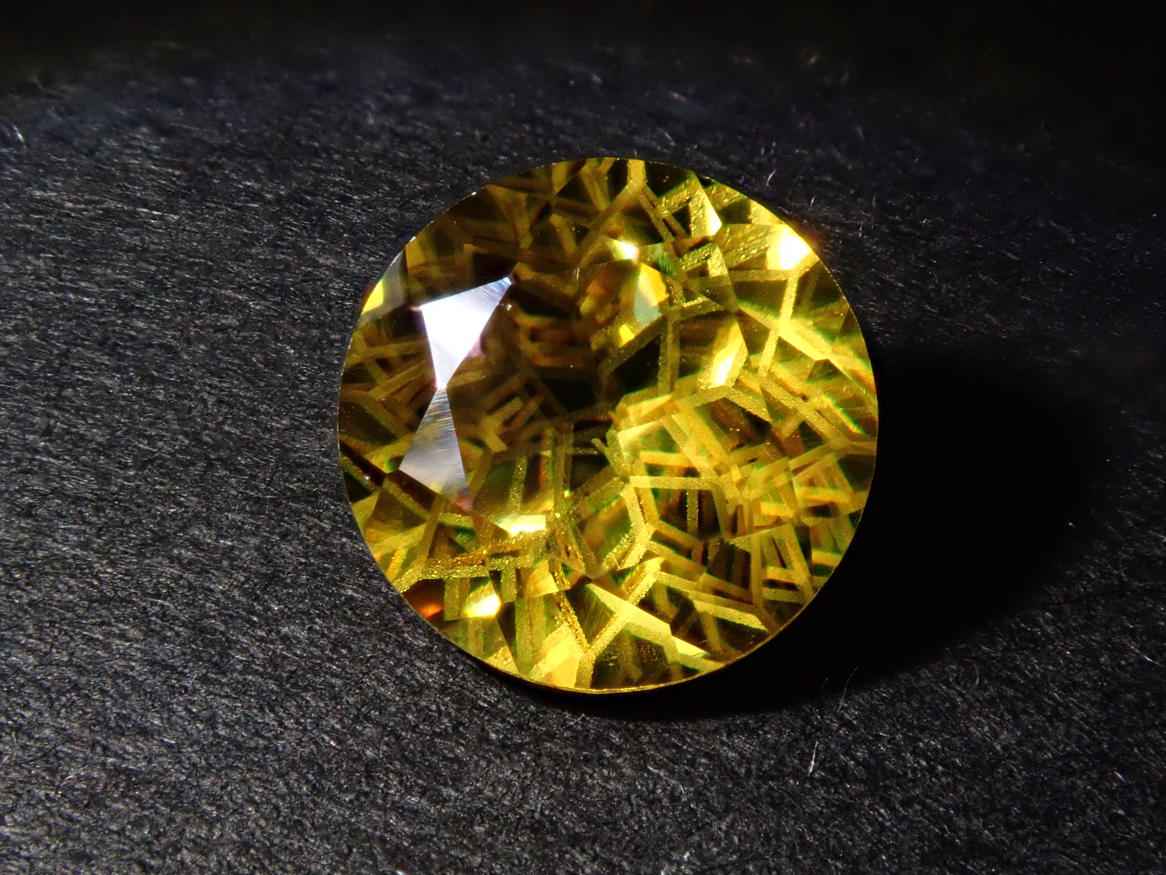 【ダンデライオンカット】スフェーン 7.0mm/1.412ct《コラボ》ルース