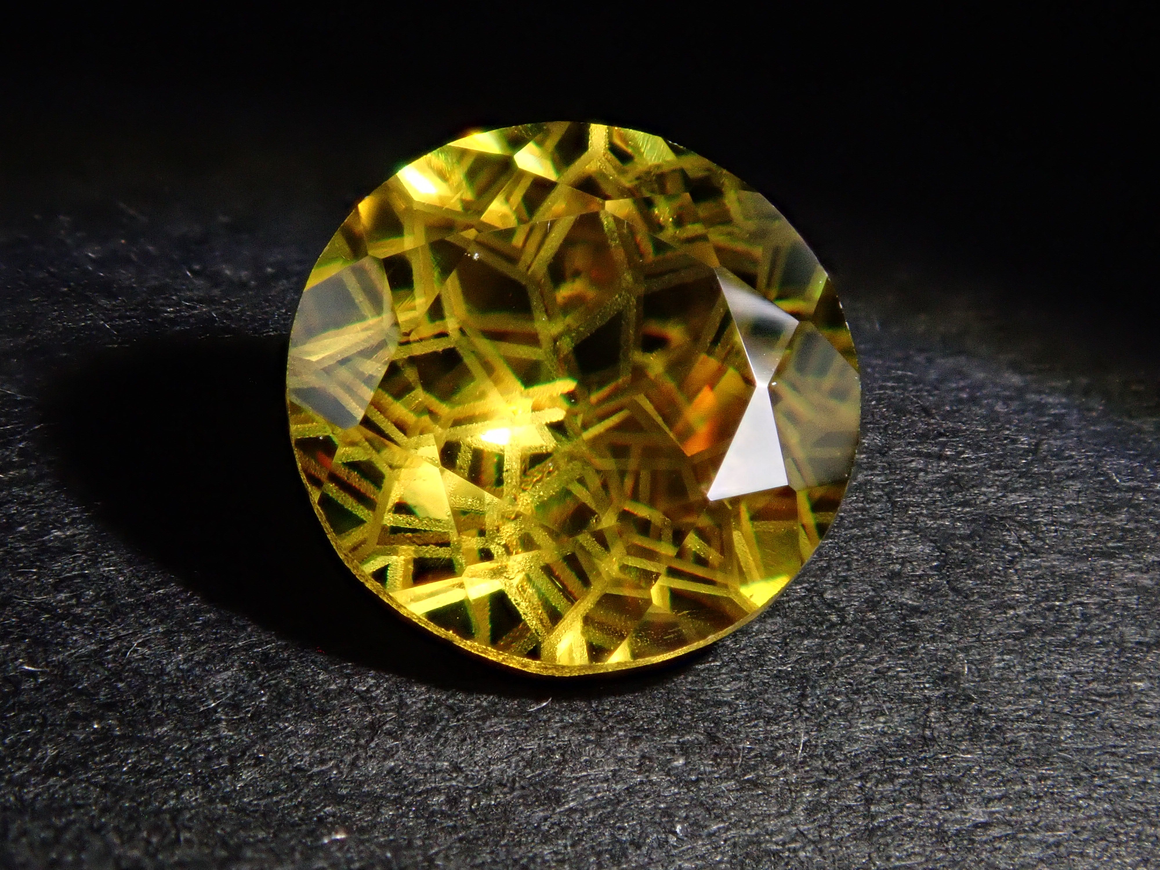 【ダンデライオンカット】スフェーン 7.0mm/1.412ct《コラボ》ルース