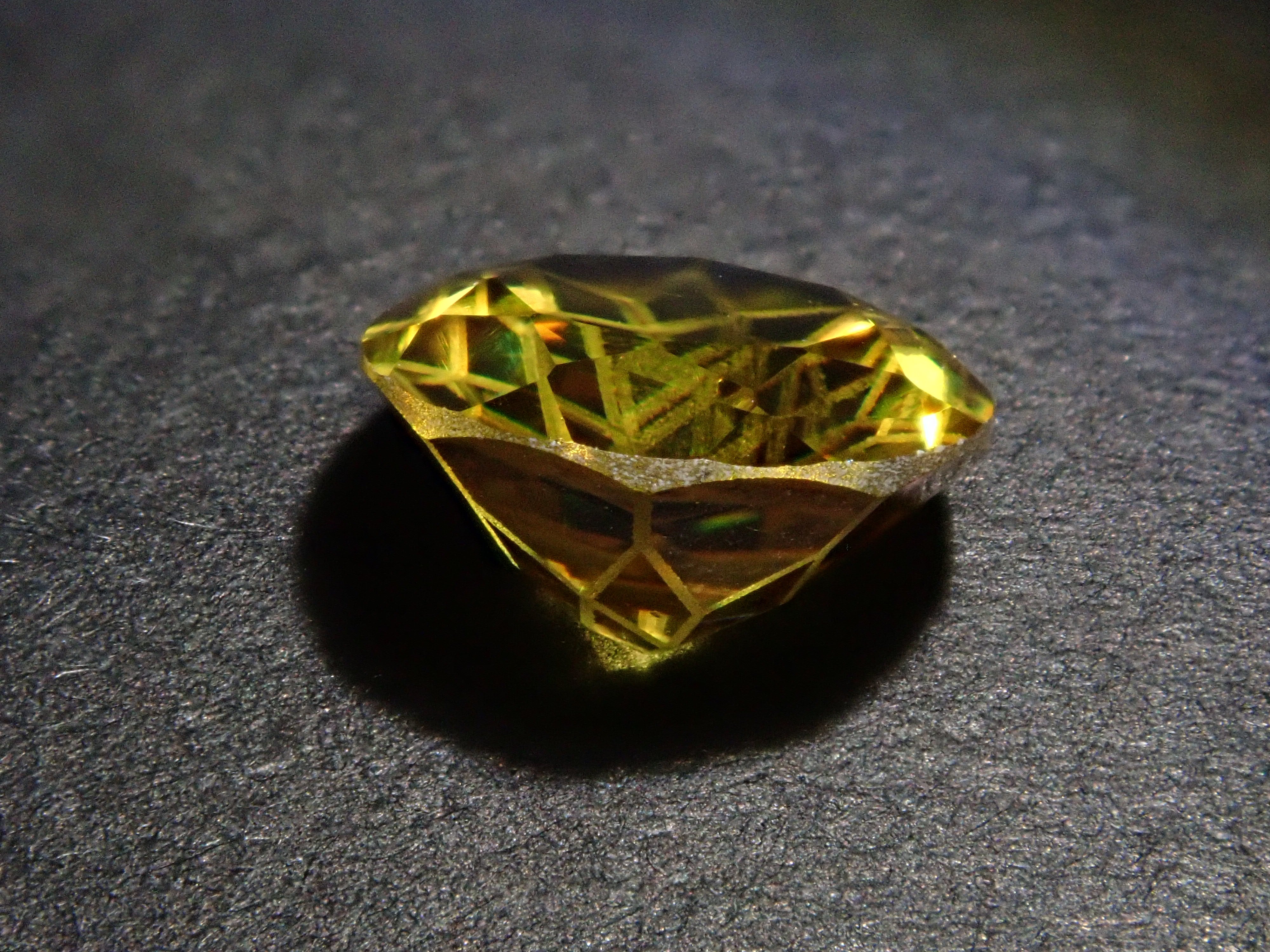 【ダンデライオンカット】スフェーン 7.0mm/1.412ct《コラボ》ルース