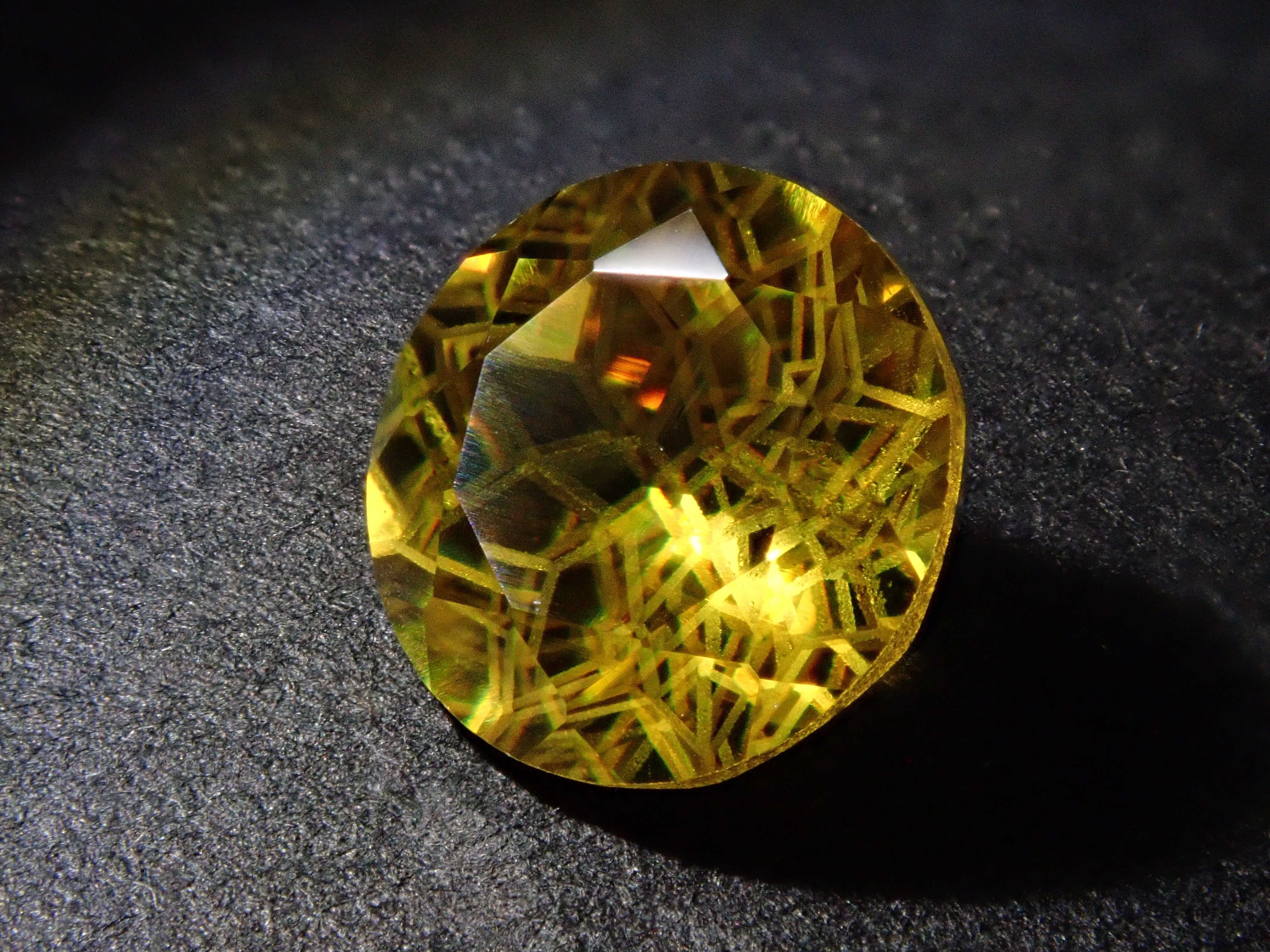 【ダンデライオンカット】スフェーン 7.0mm/1.412ct《コラボ》ルース