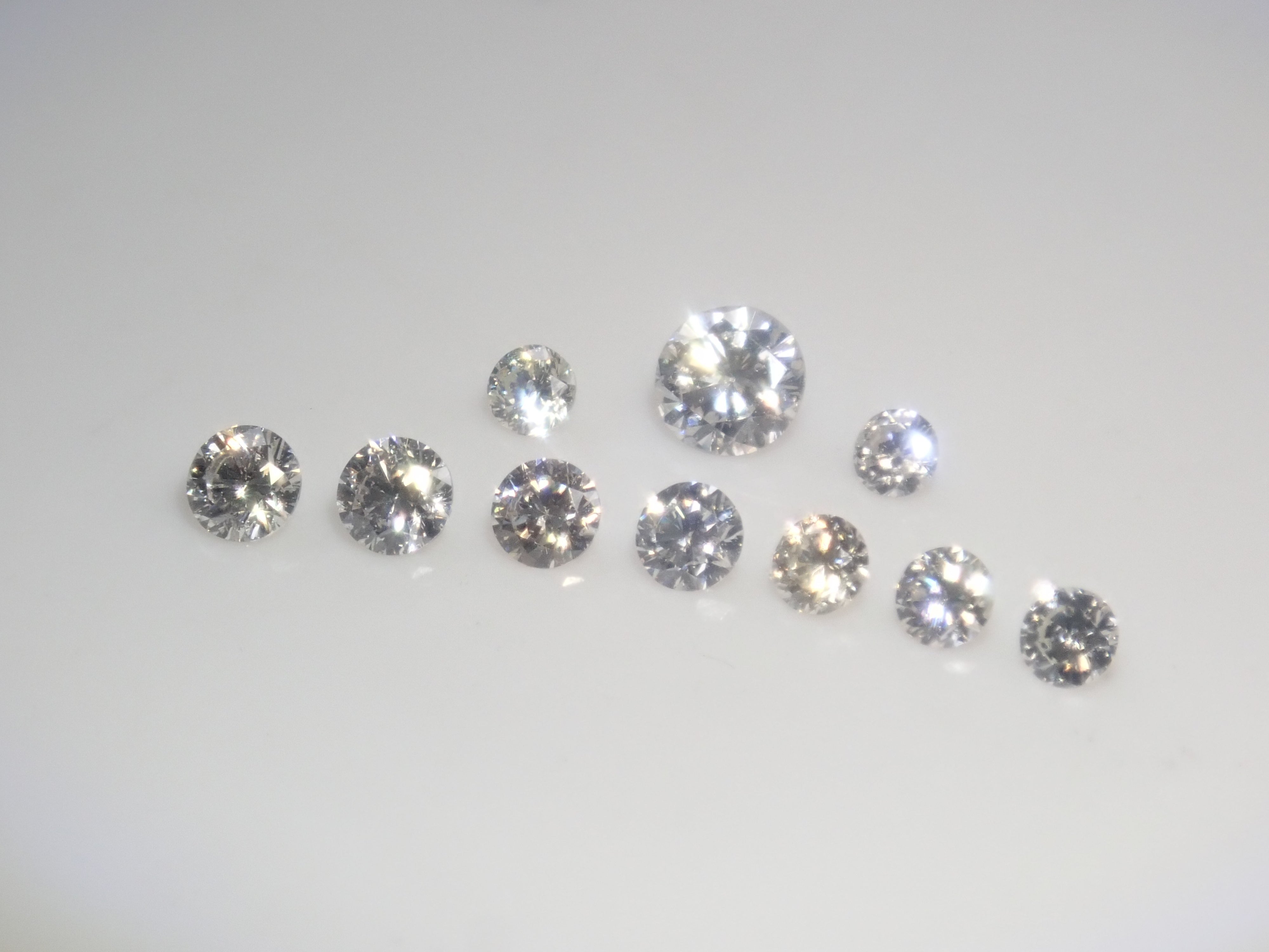 含一般售價35,800日圓,附中央寶石研究所鑑定書(F/VVS-2/EXCELLENT/H&C)的鑽石扭蛋一顆《多件購買享折扣》