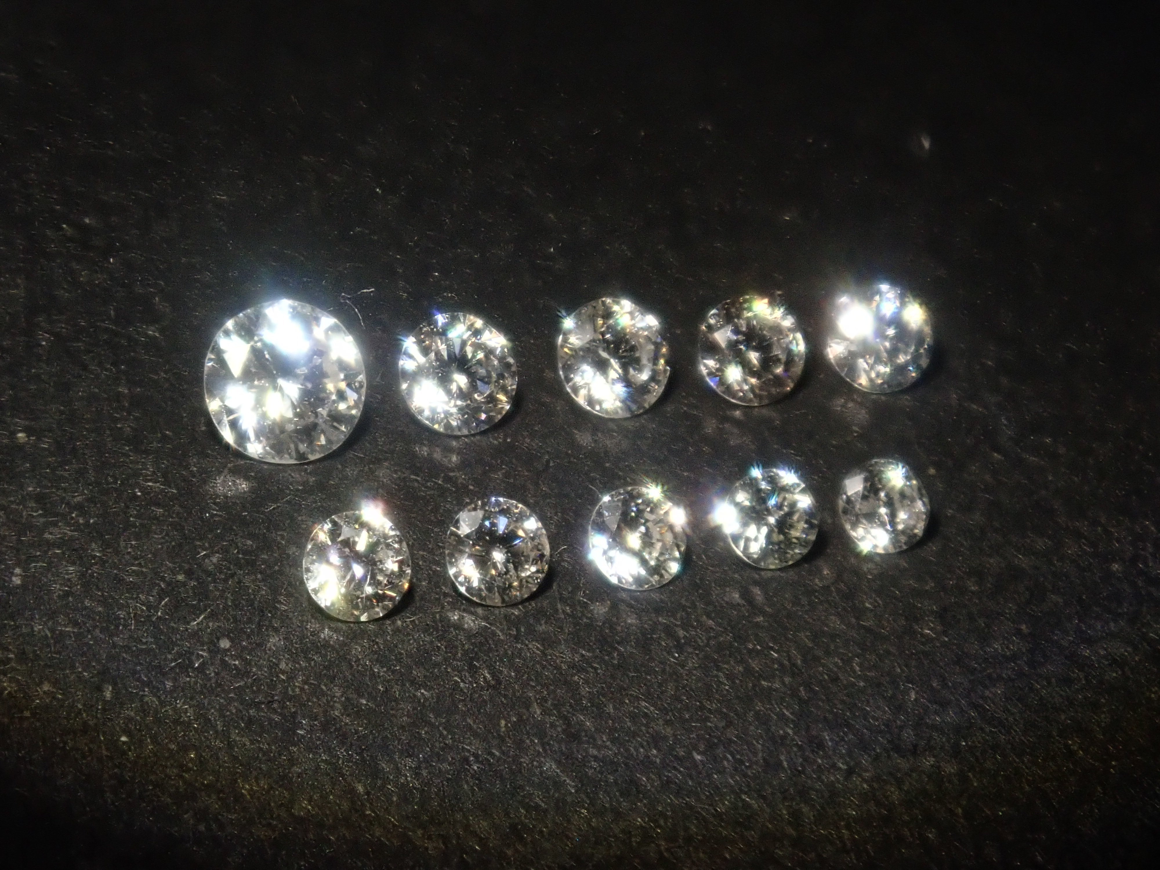 含一般售價35,800日圓,附中央寶石研究所鑑定書(F/VVS-2/EXCELLENT/H&C)的鑽石扭蛋一顆《多件購買享折扣》