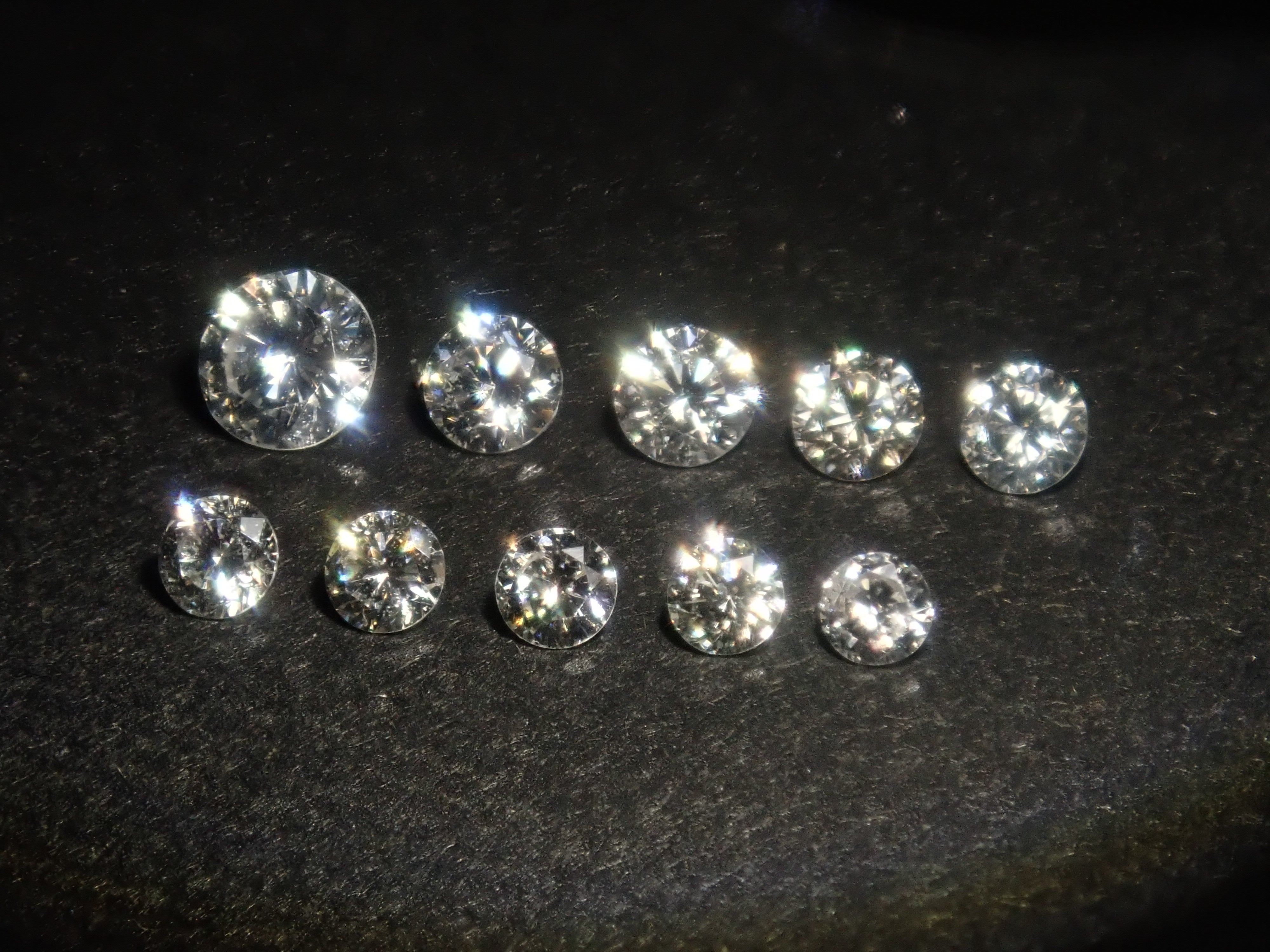 含一般售價35,800日圓,附中央寶石研究所鑑定書(F/VVS-2/EXCELLENT/H&C)的鑽石扭蛋一顆《多件購買享折扣》