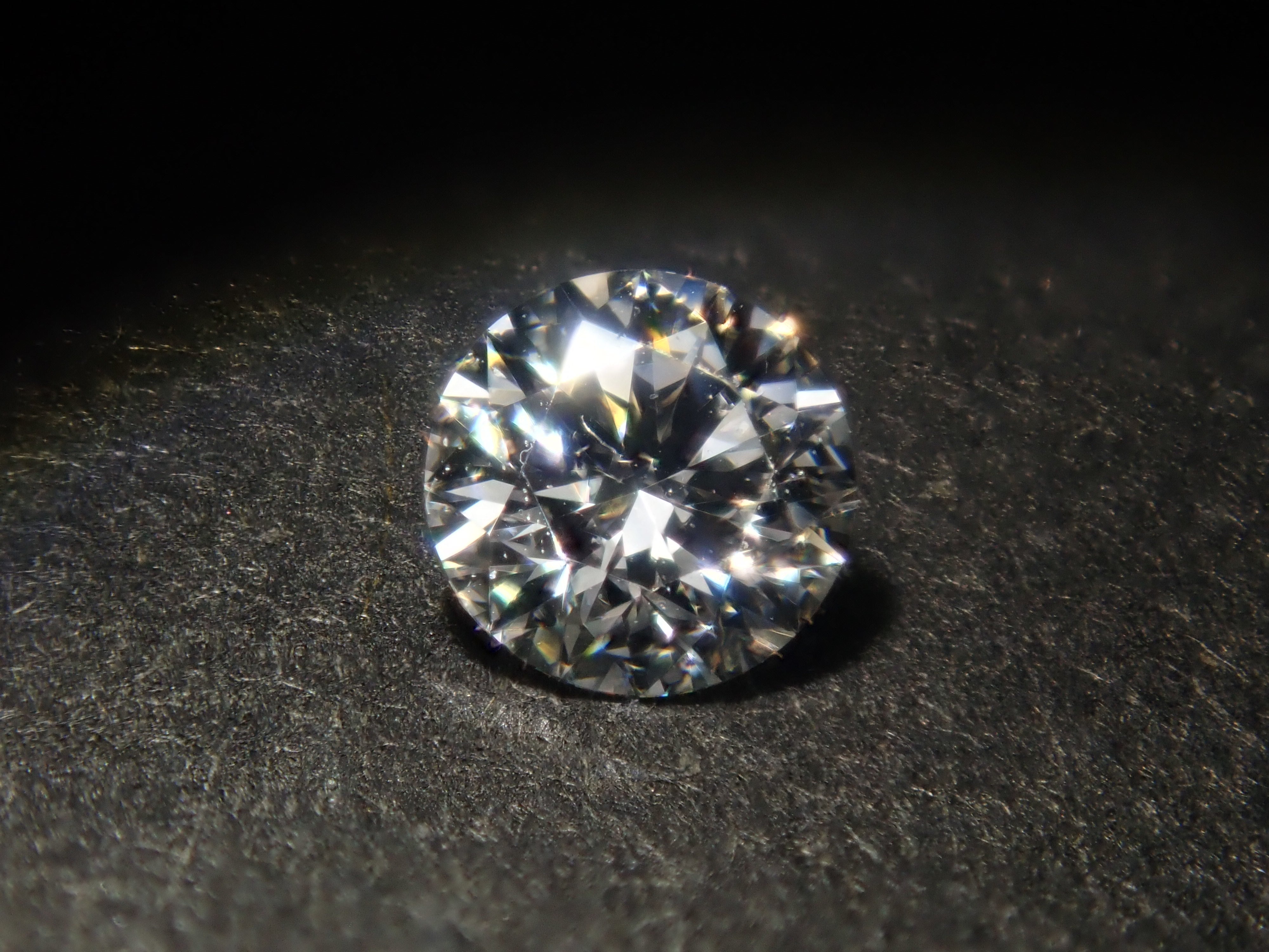 含一般售價35,800日圓,附中央寶石研究所鑑定書(F/VVS-2/EXCELLENT/H&C)的鑽石扭蛋一顆《多件購買享折扣》