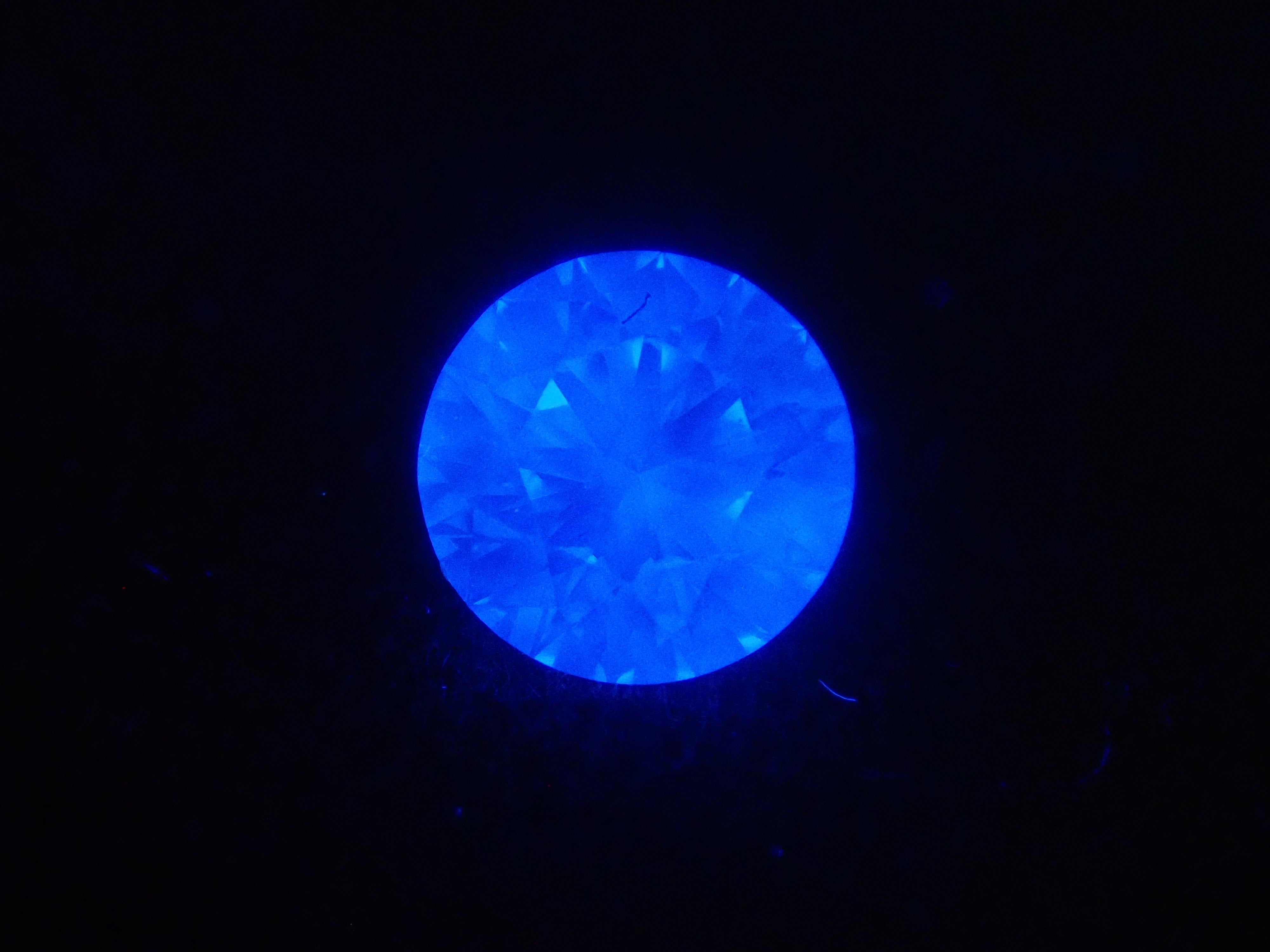 含一般售價35,800日圓,附中央寶石研究所鑑定書(F/VVS-2/EXCELLENT/H&C)的鑽石扭蛋一顆《多件購買享折扣》