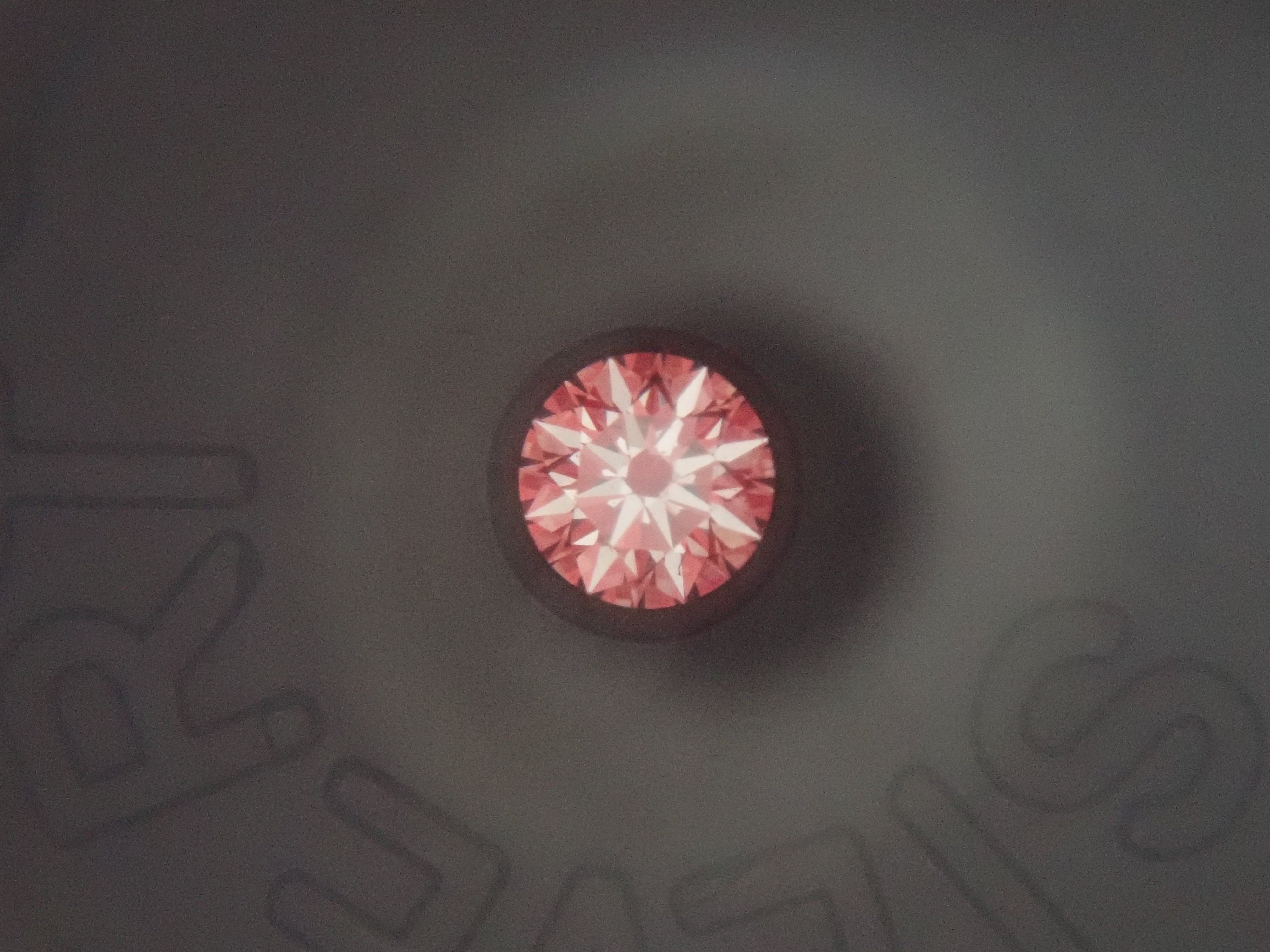 含一般售價35,800日圓,附中央寶石研究所鑑定書(F/VVS-2/EXCELLENT/H&C)的鑽石扭蛋一顆《多件購買享折扣》