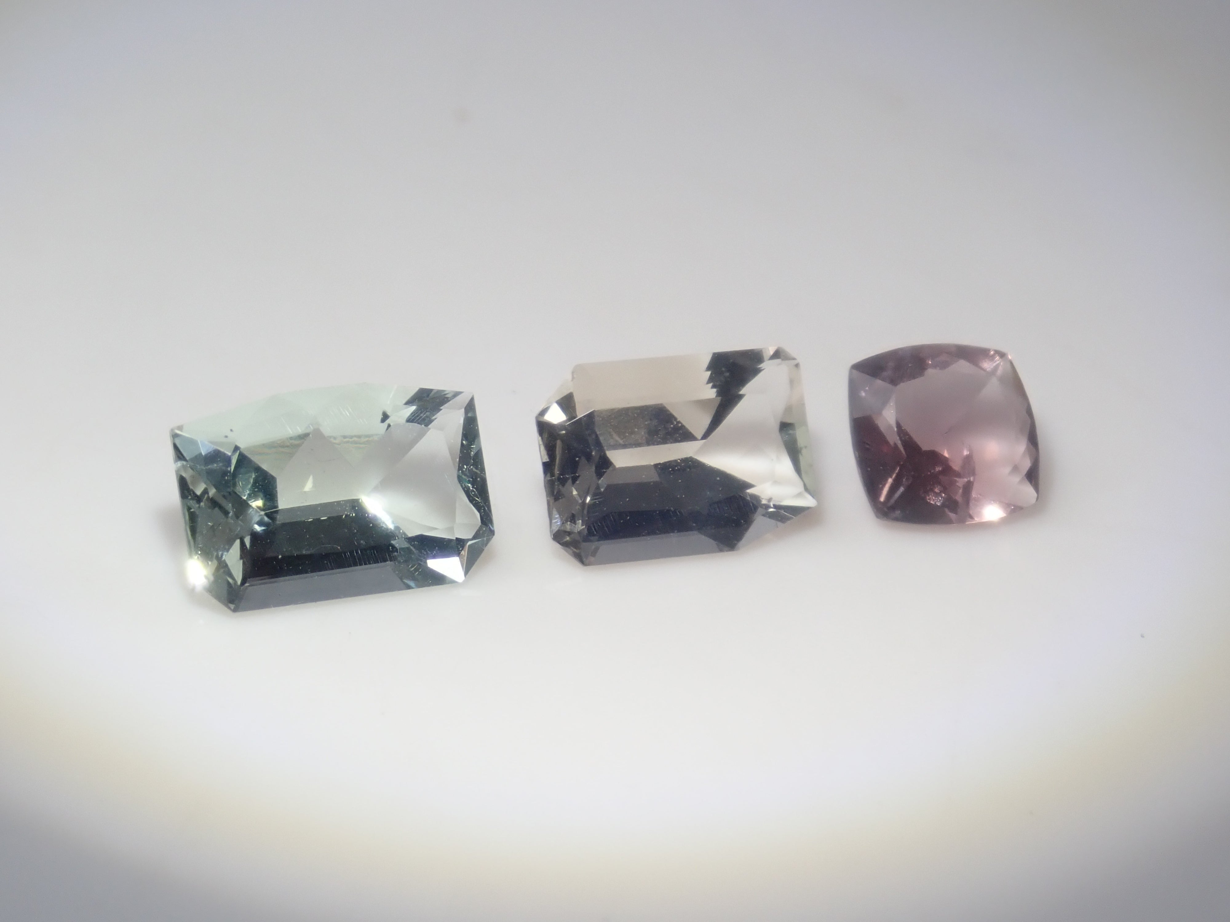 《Limited to 15 Stones》Fluorite Gacha including 2 Koshu-Kiseki-Kiriko stones (normally 49,800 yen) with 1 CC fluorite stone as a bonus《Multiple Purchase Discount Available》