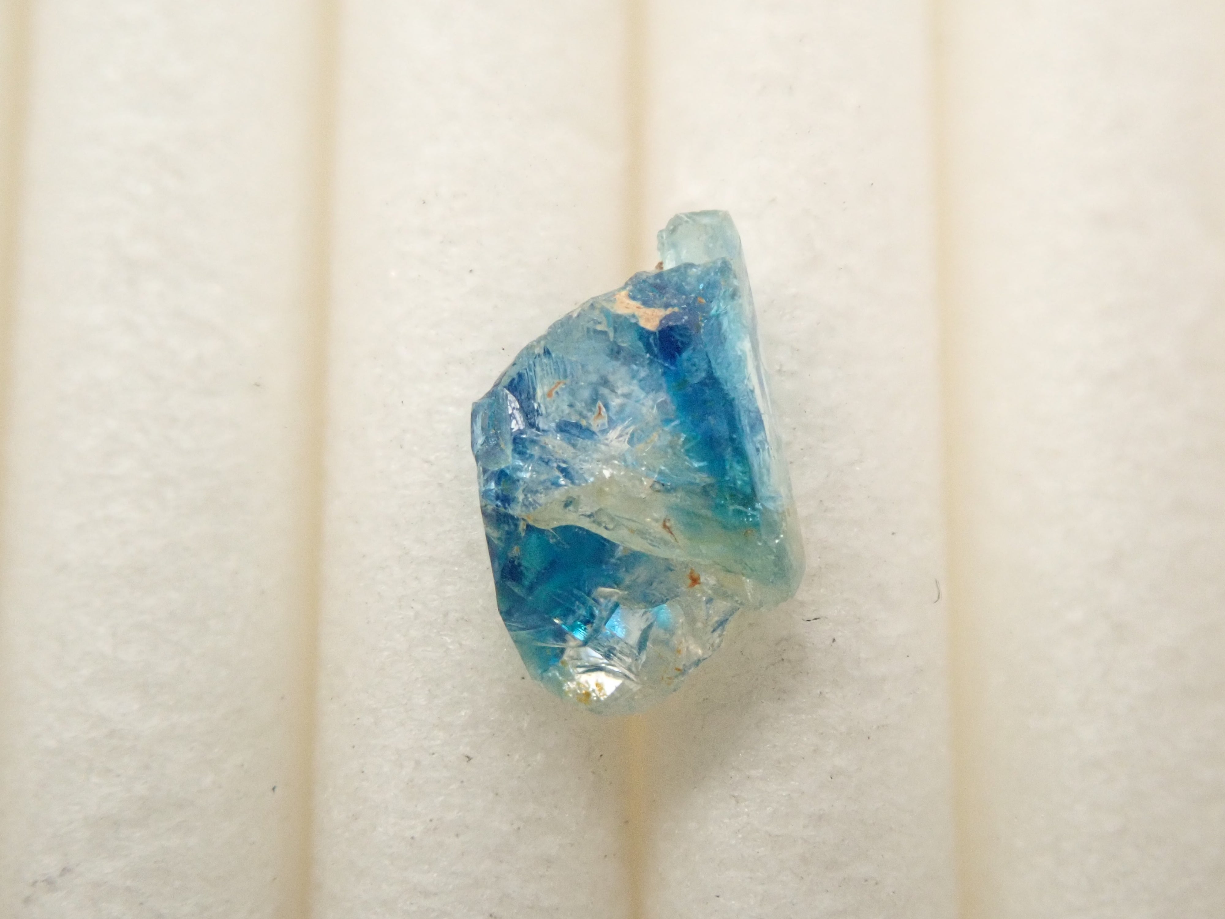 【12558556掲載】ジンバブエ産バイカラーユークレース 0.539ct原石