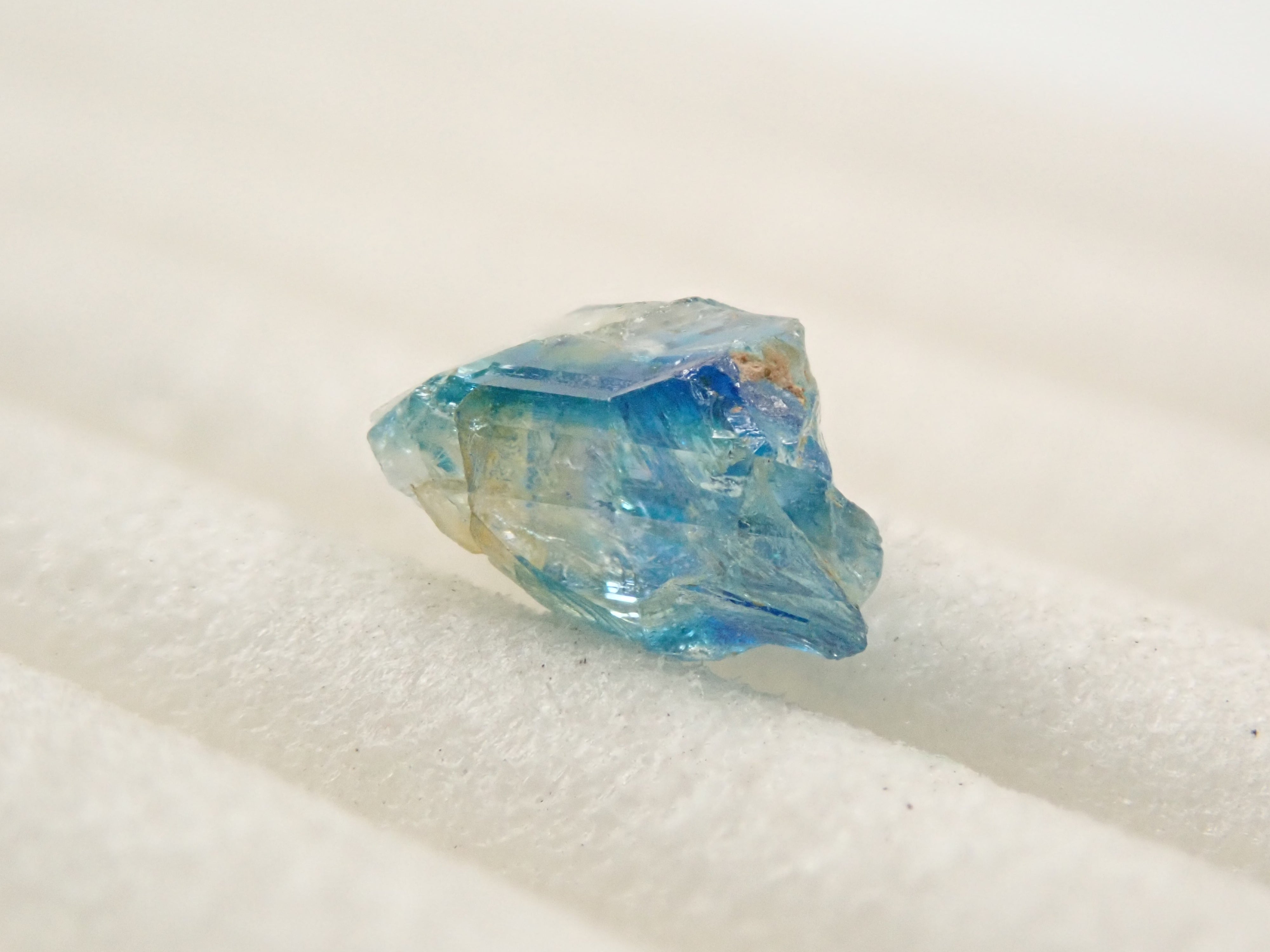 【12558556掲載】ジンバブエ産バイカラーユークレース 0.539ct原石