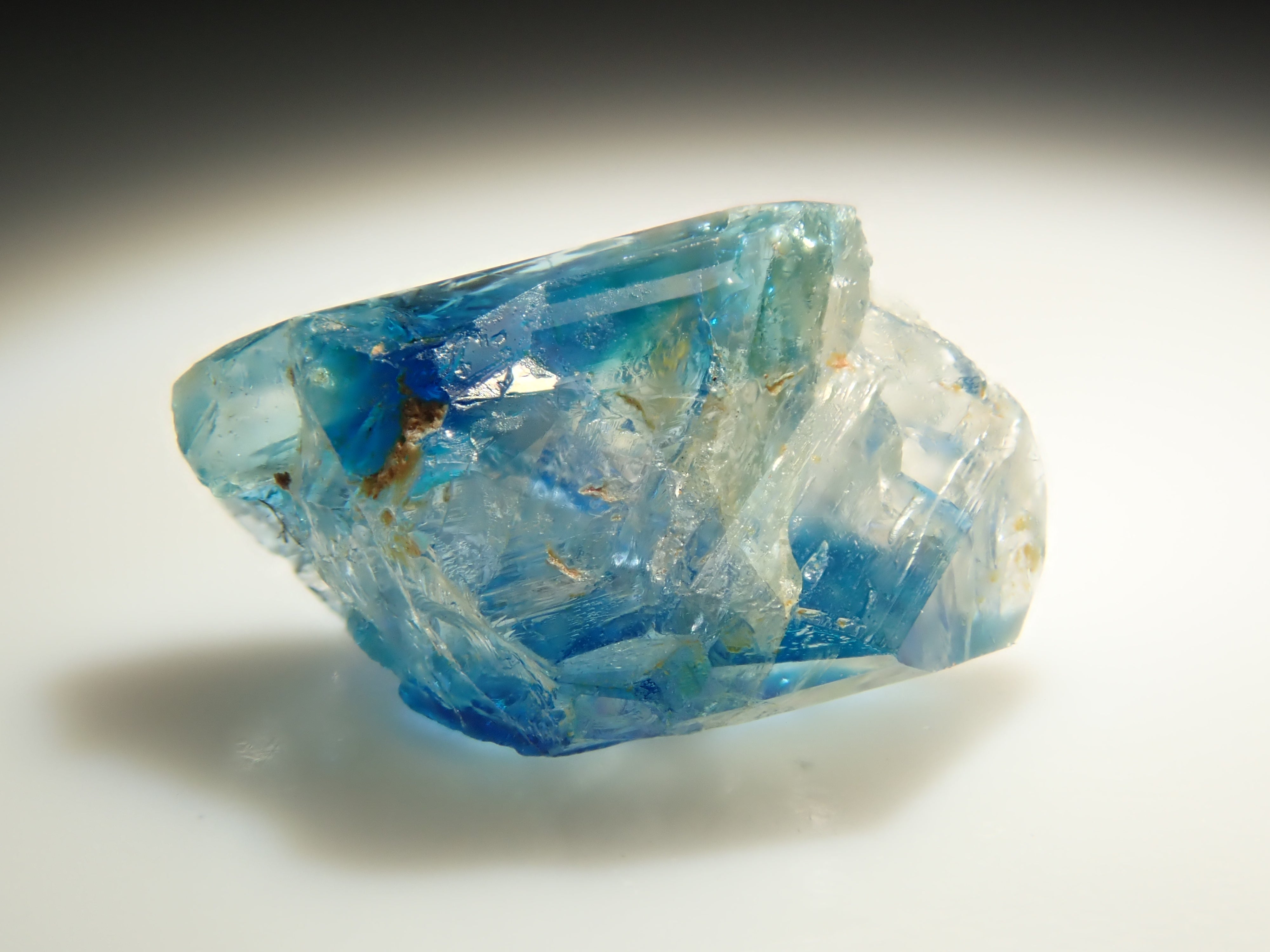 【12558556掲載】ジンバブエ産バイカラーユークレース 0.539ct原石