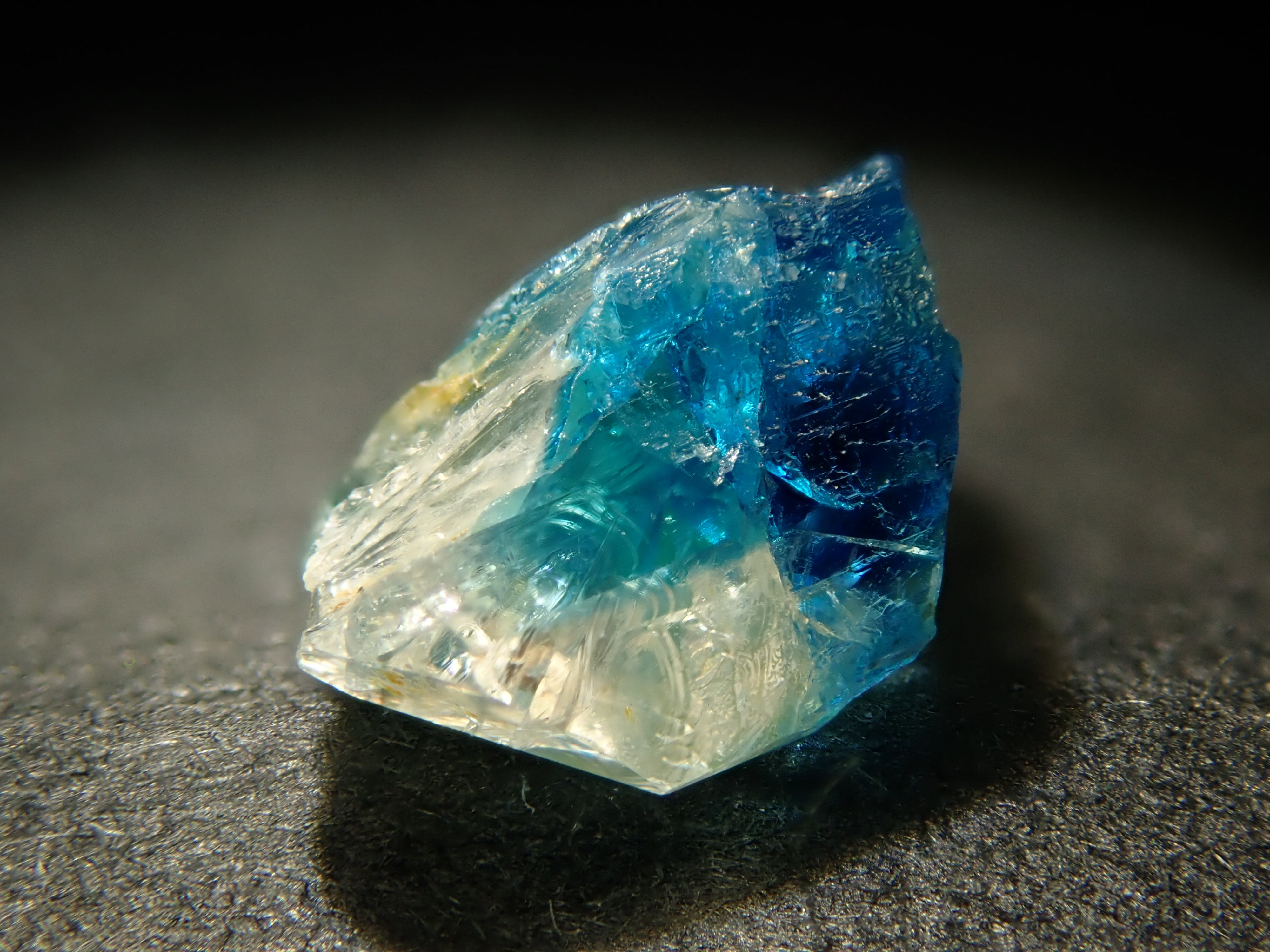 【12558556掲載】ジンバブエ産バイカラーユークレース 0.539ct原石