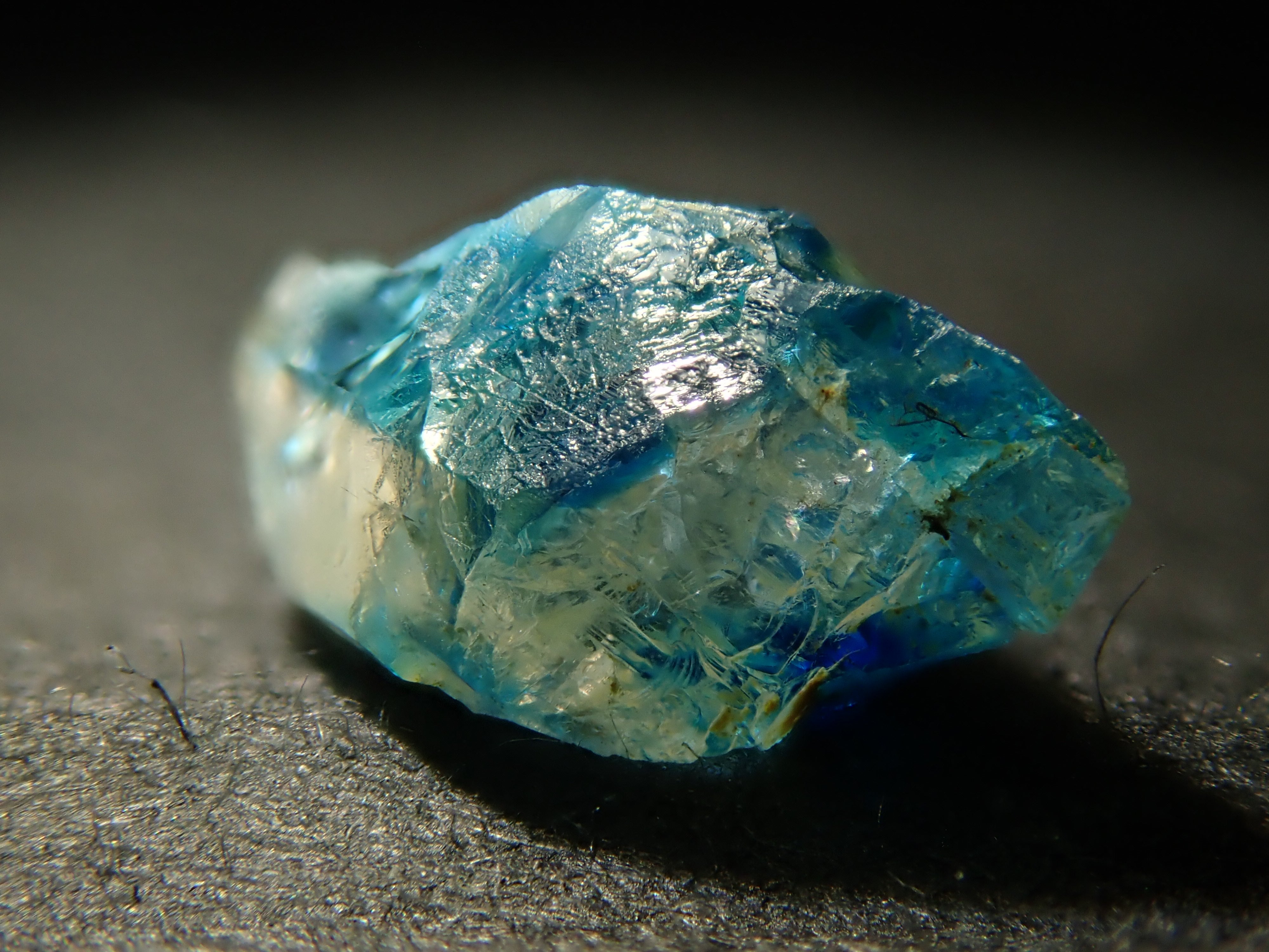 【12558556掲載】ジンバブエ産バイカラーユークレース 0.539ct原石