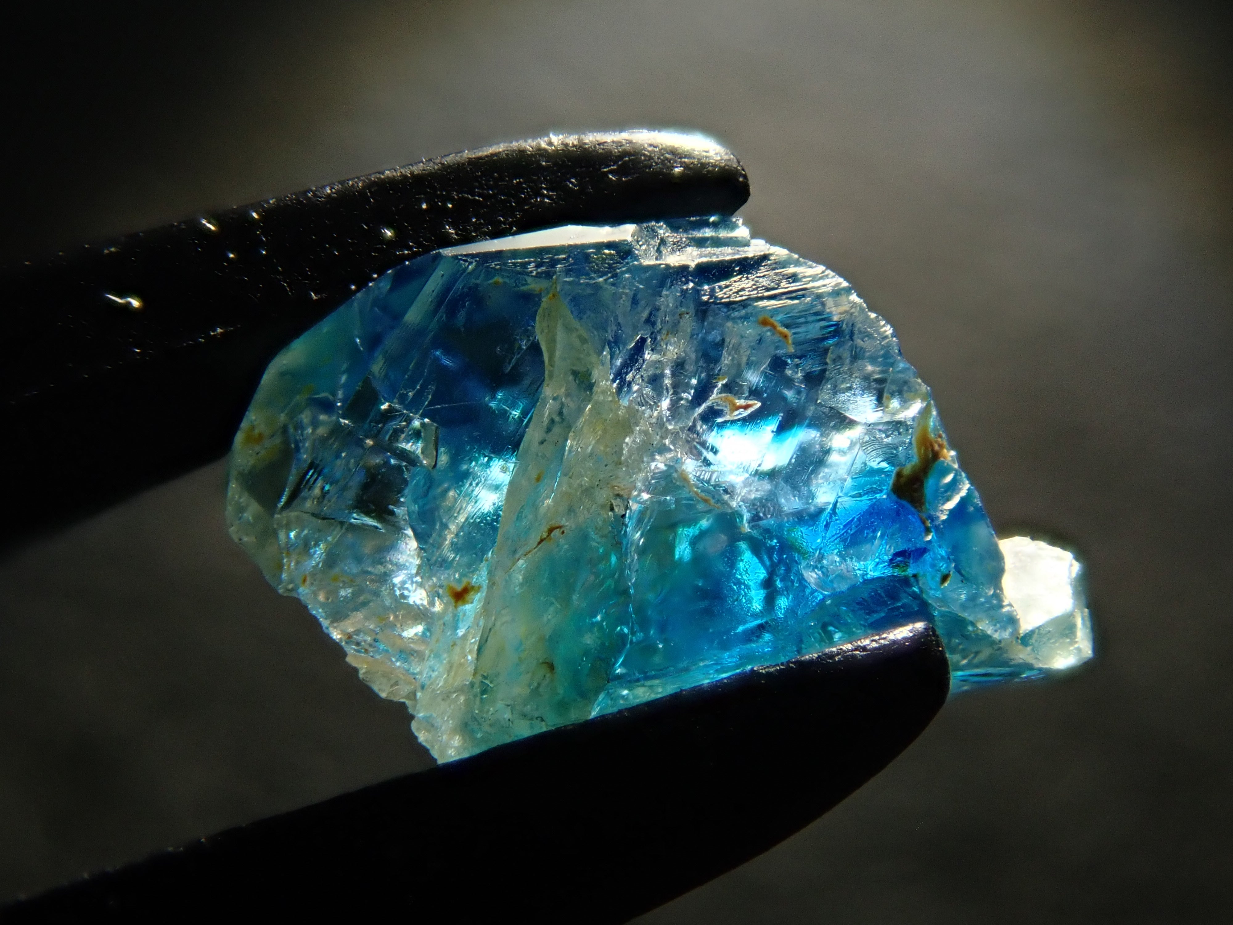 【12558556掲載】ジンバブエ産バイカラーユークレース 0.539ct原石