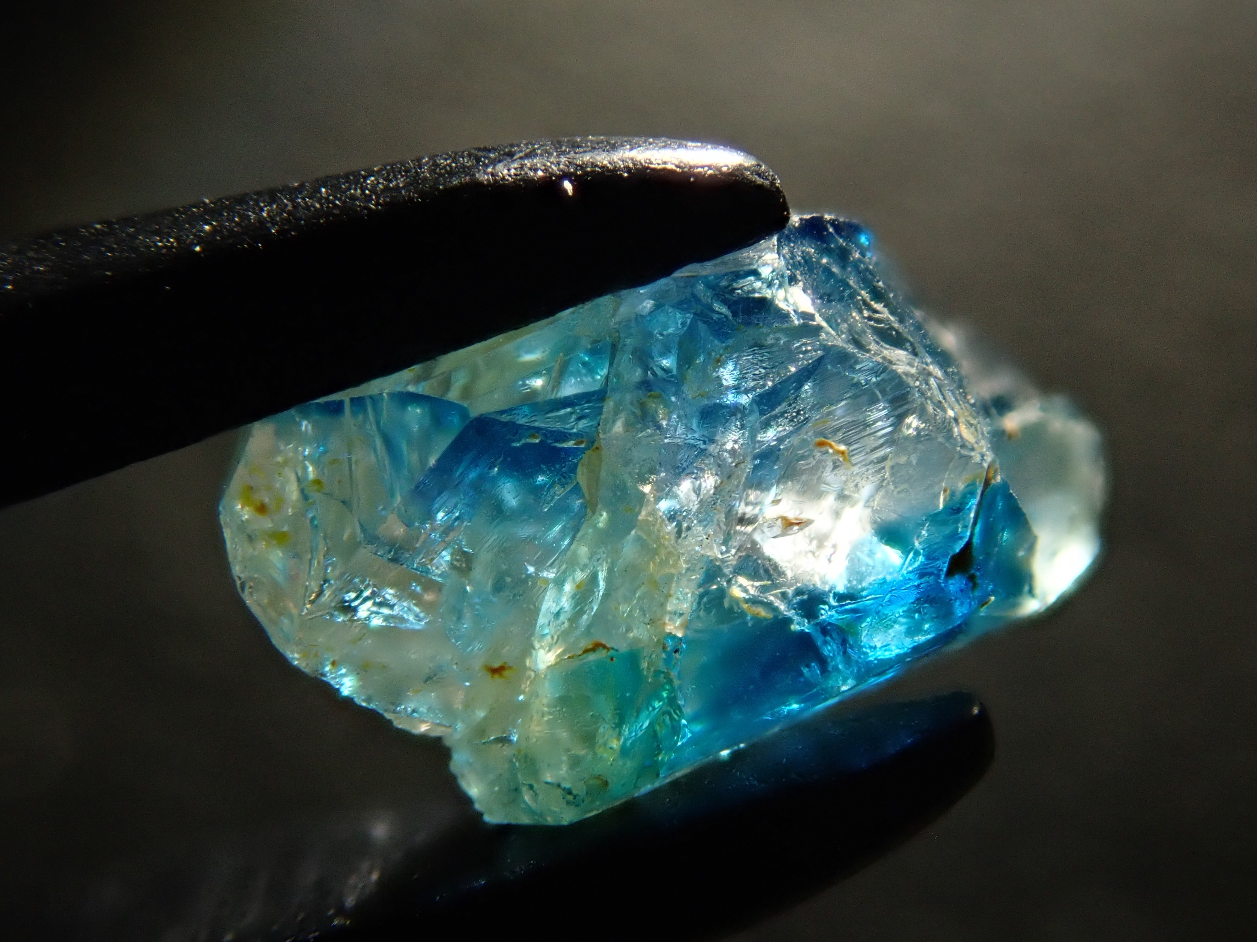 【12558556掲載】ジンバブエ産バイカラーユークレース 0.539ct原石