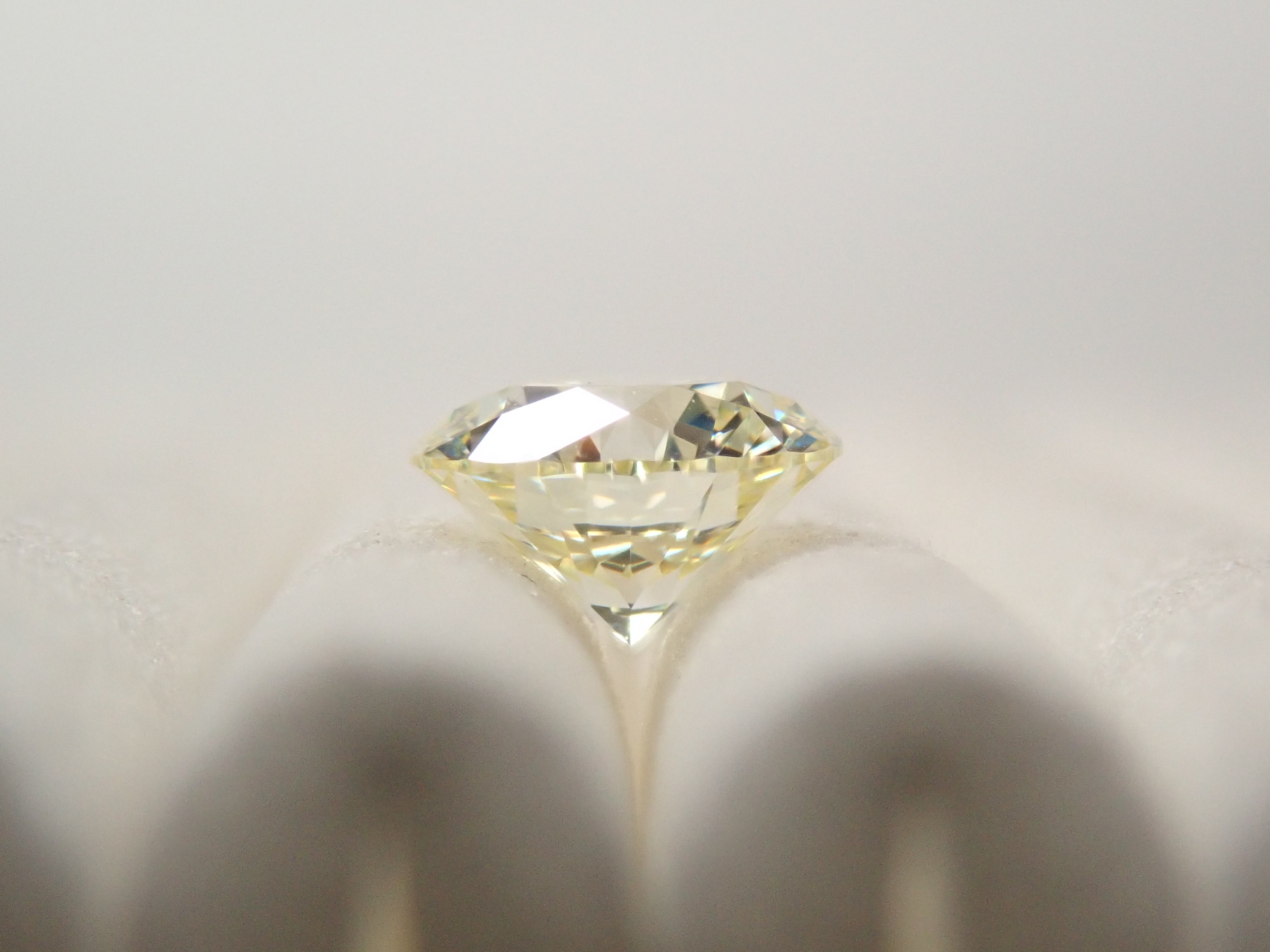 イエローダイヤモンド 0.390ctルース(UNDER S(LIGHT YELLOW), VVS1, 3Excellent H&C)