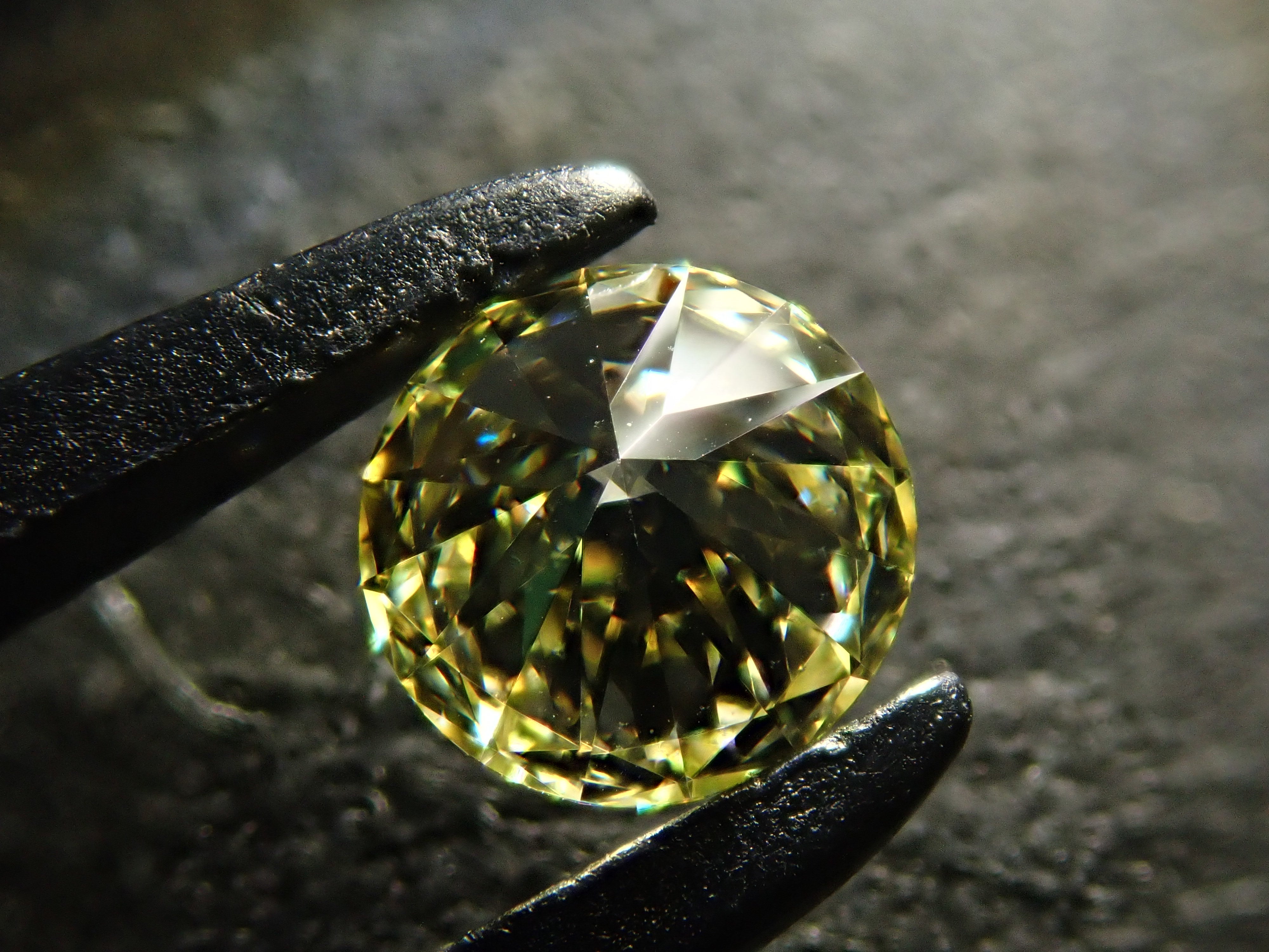 イエローダイヤモンド 0.390ctルース(UNDER S(LIGHT YELLOW), VVS1, 3Excellent H&C)