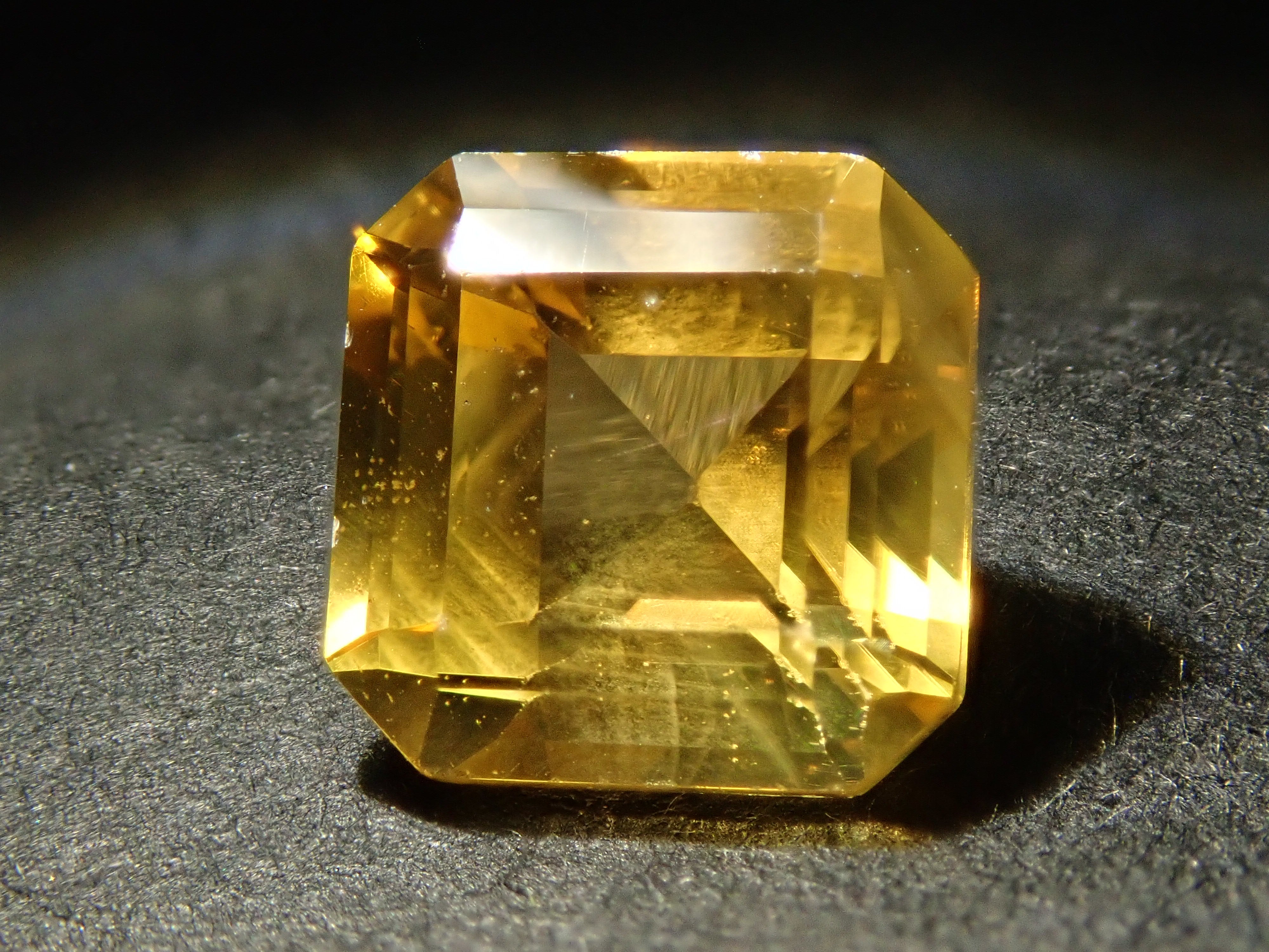 【12558601掲載】中国・貴州省産バライト 2.946ctルース