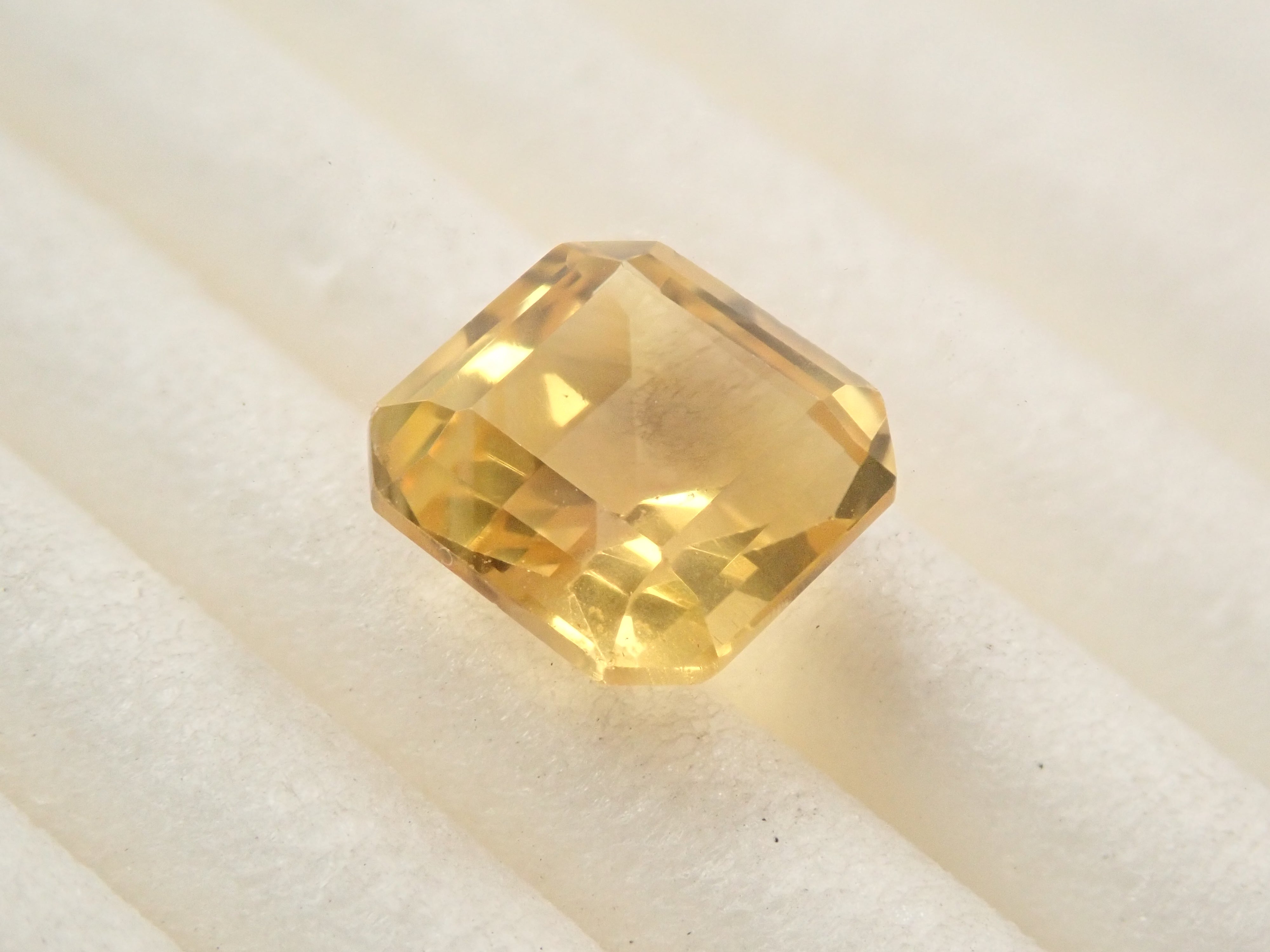 中国・貴州省産バライト 1.836ctルース