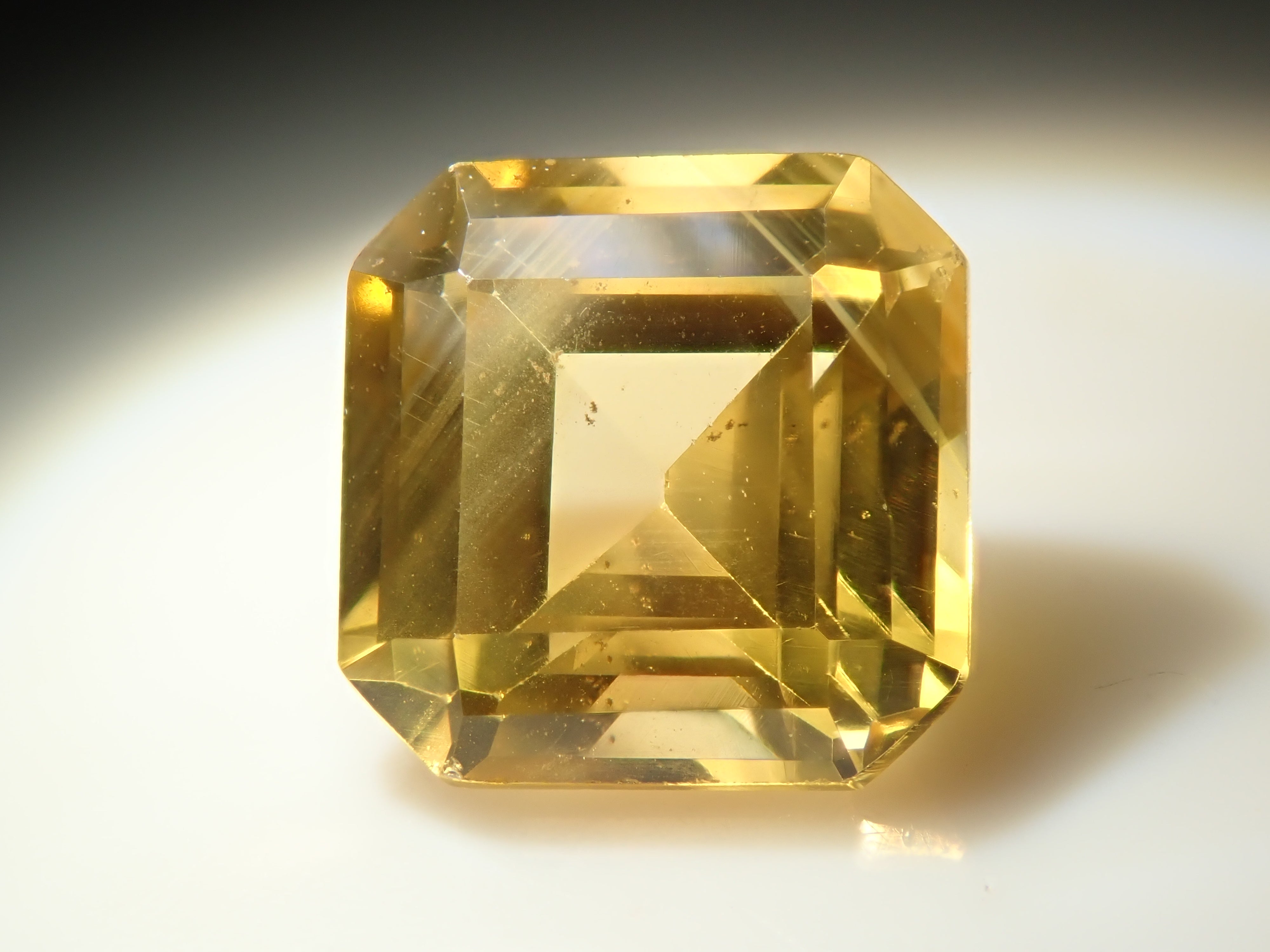 中国・貴州省産バライト 1.836ctルース