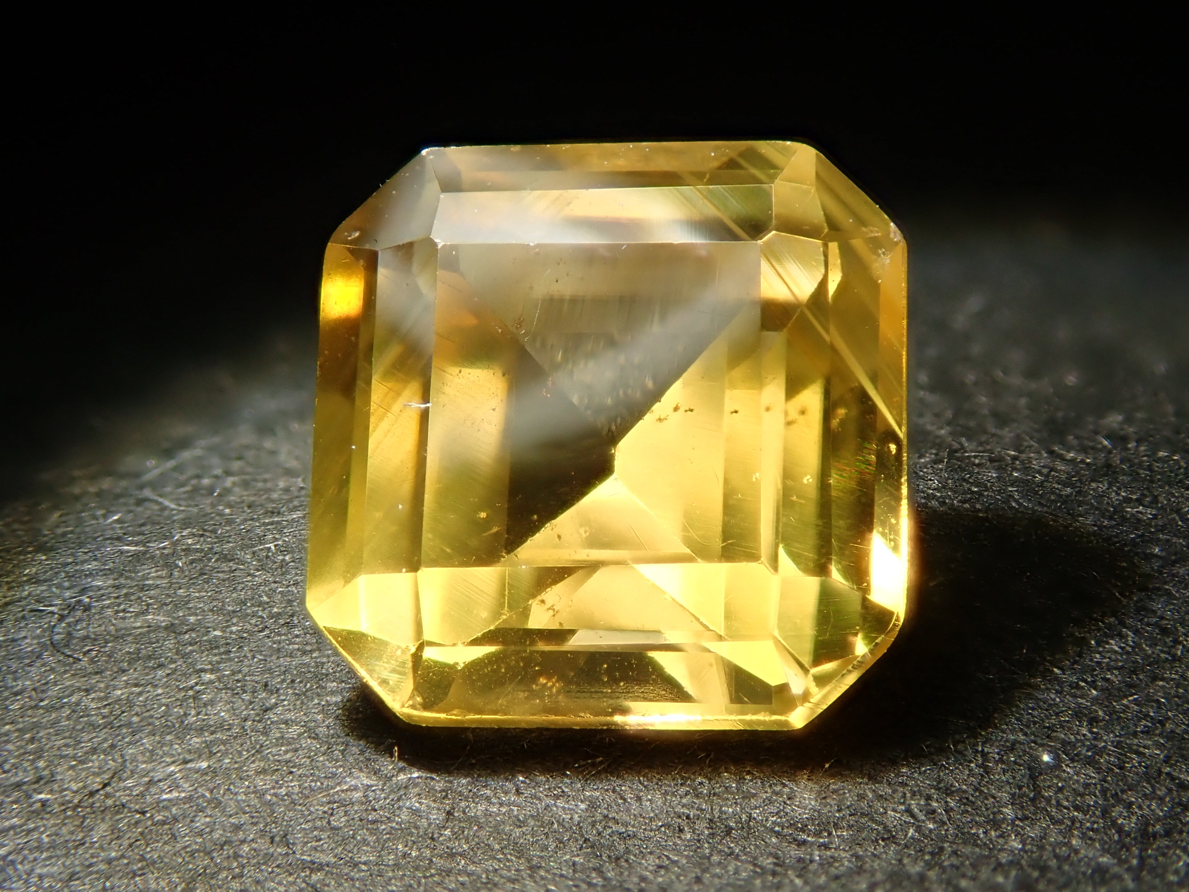 中国・貴州省産バライト 1.836ctルース