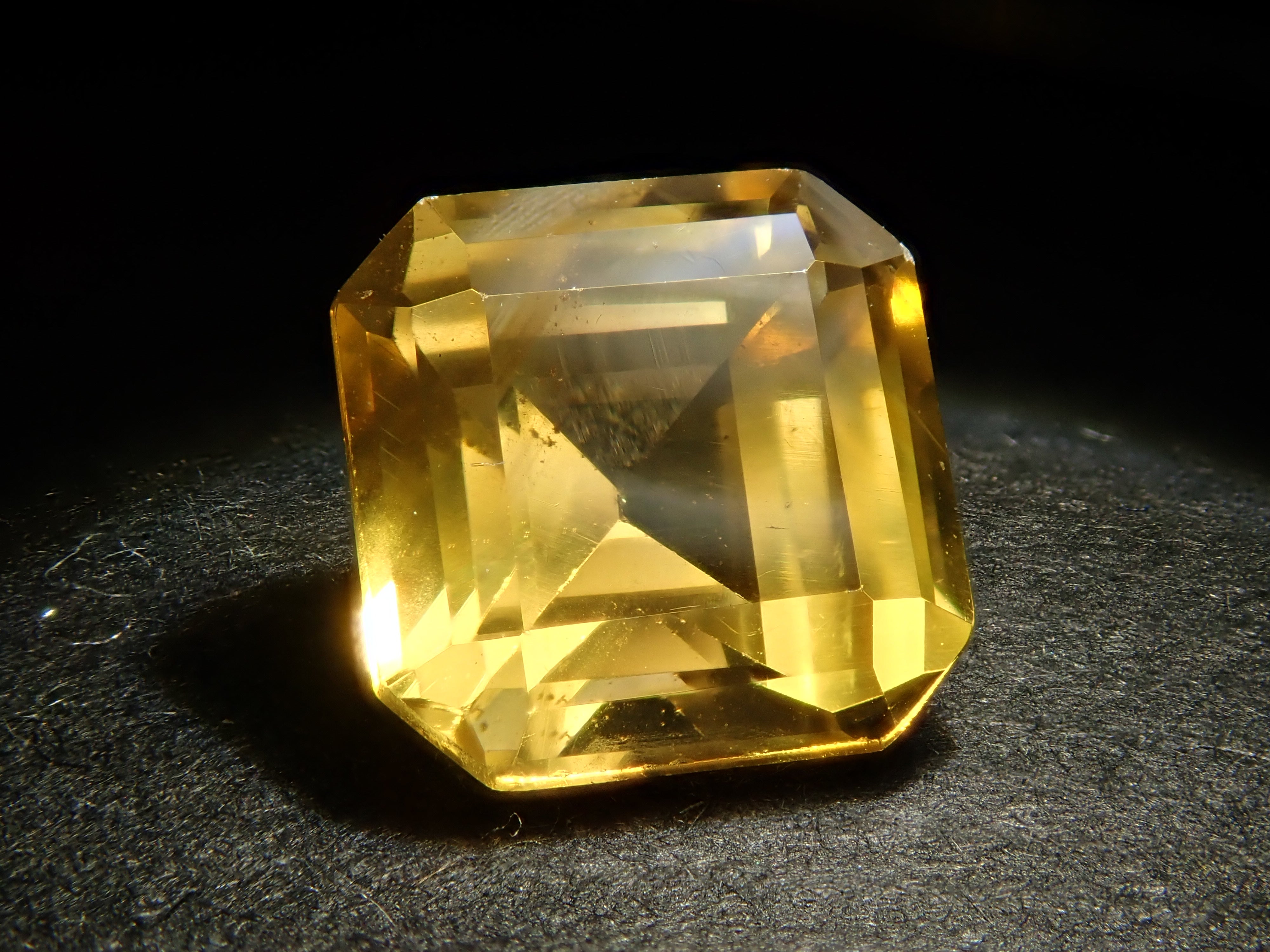 中国・貴州省産バライト 1.836ctルース