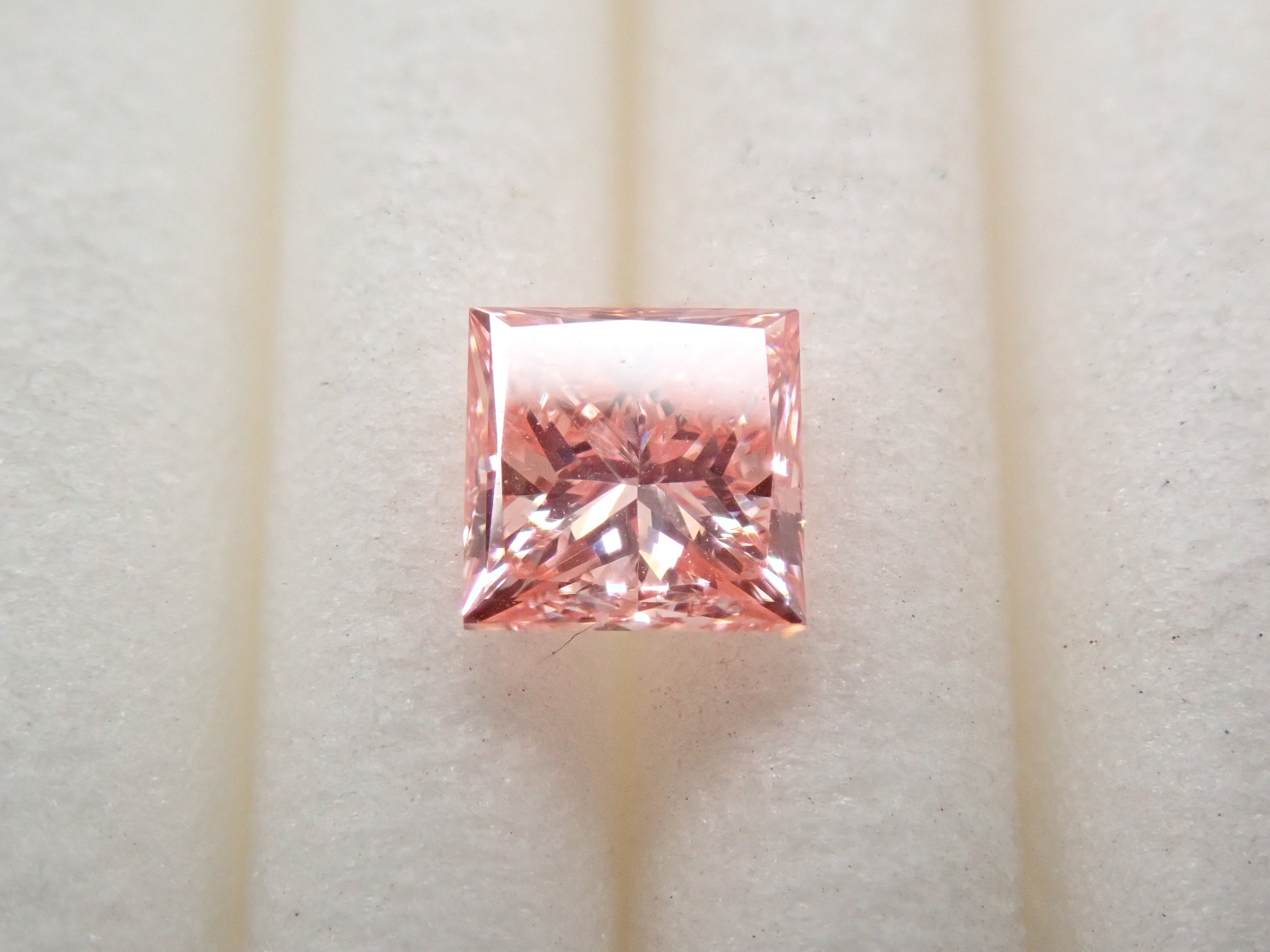ラボグロウンダイヤモンド(合成ダイヤモンド) 0.290ctルース(FANCY VIVID PINK, VS-2)