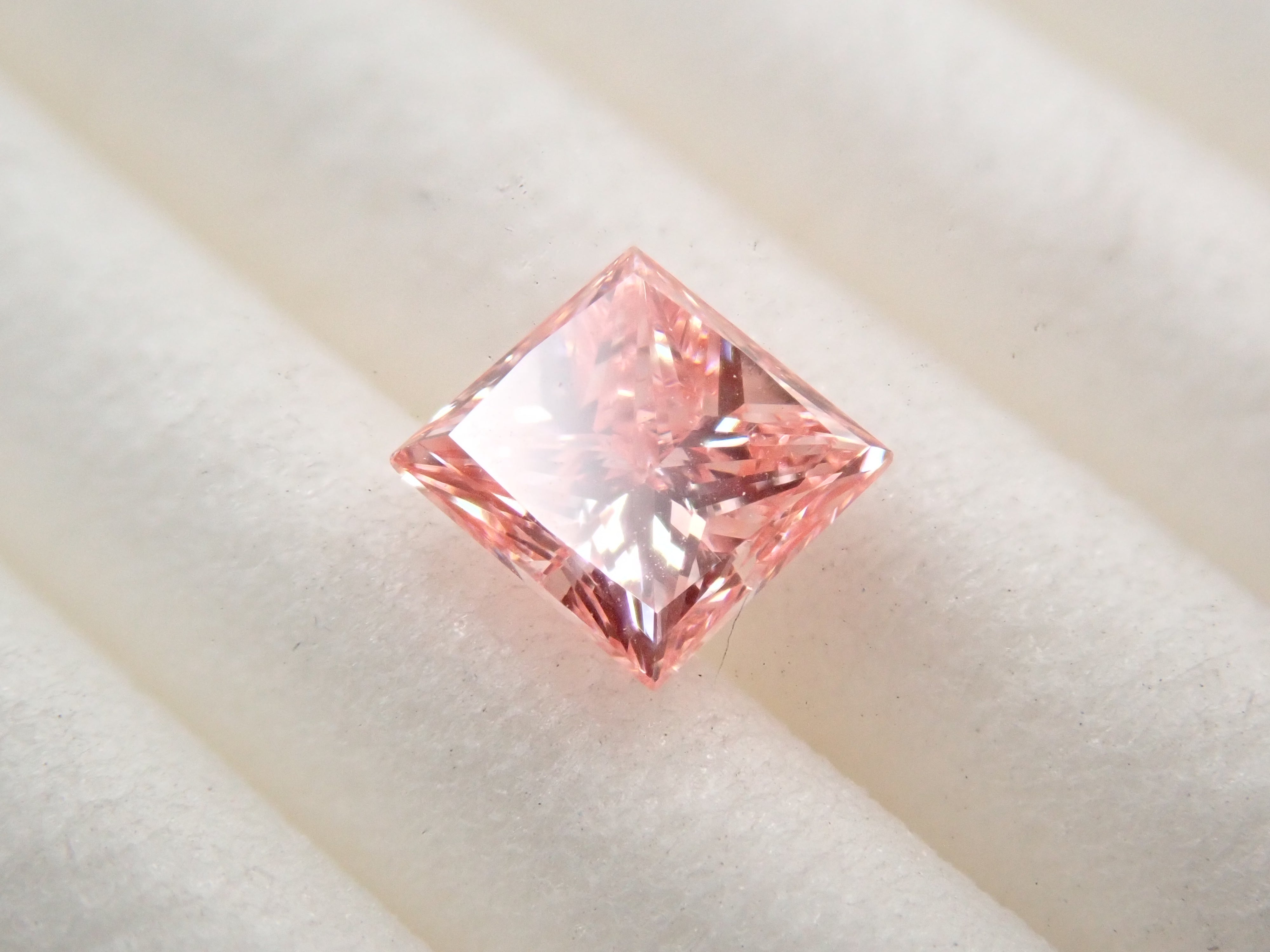 ラボグロウンダイヤモンド(合成ダイヤモンド) 0.290ctルース(FANCY VIVID PINK, VS-2)