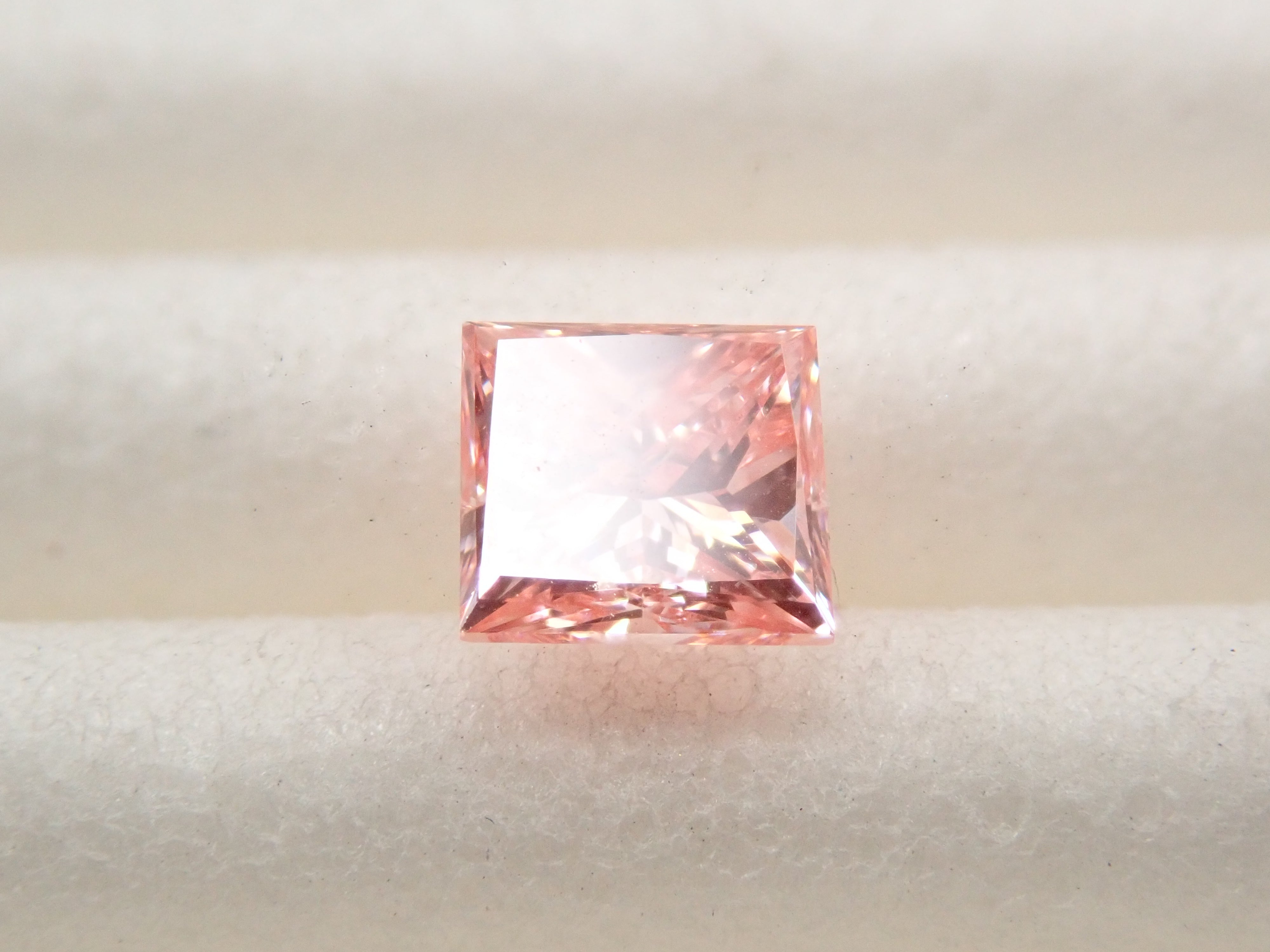 ラボグロウンダイヤモンド(合成ダイヤモンド) 0.290ctルース(FANCY VIVID PINK, VS-2)