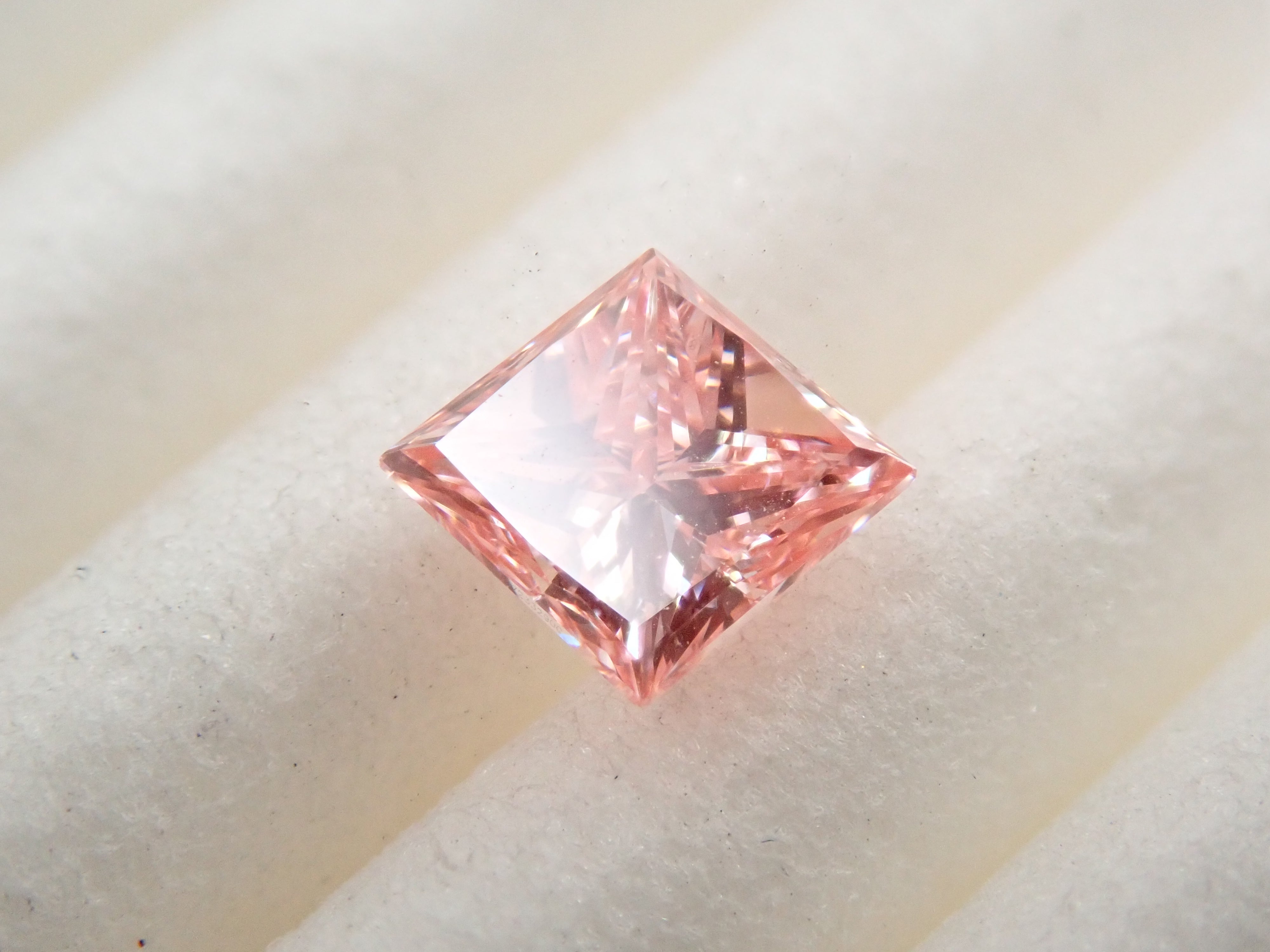 ラボグロウンダイヤモンド(合成ダイヤモンド) 0.290ctルース(FANCY VIVID PINK, VS-2)
