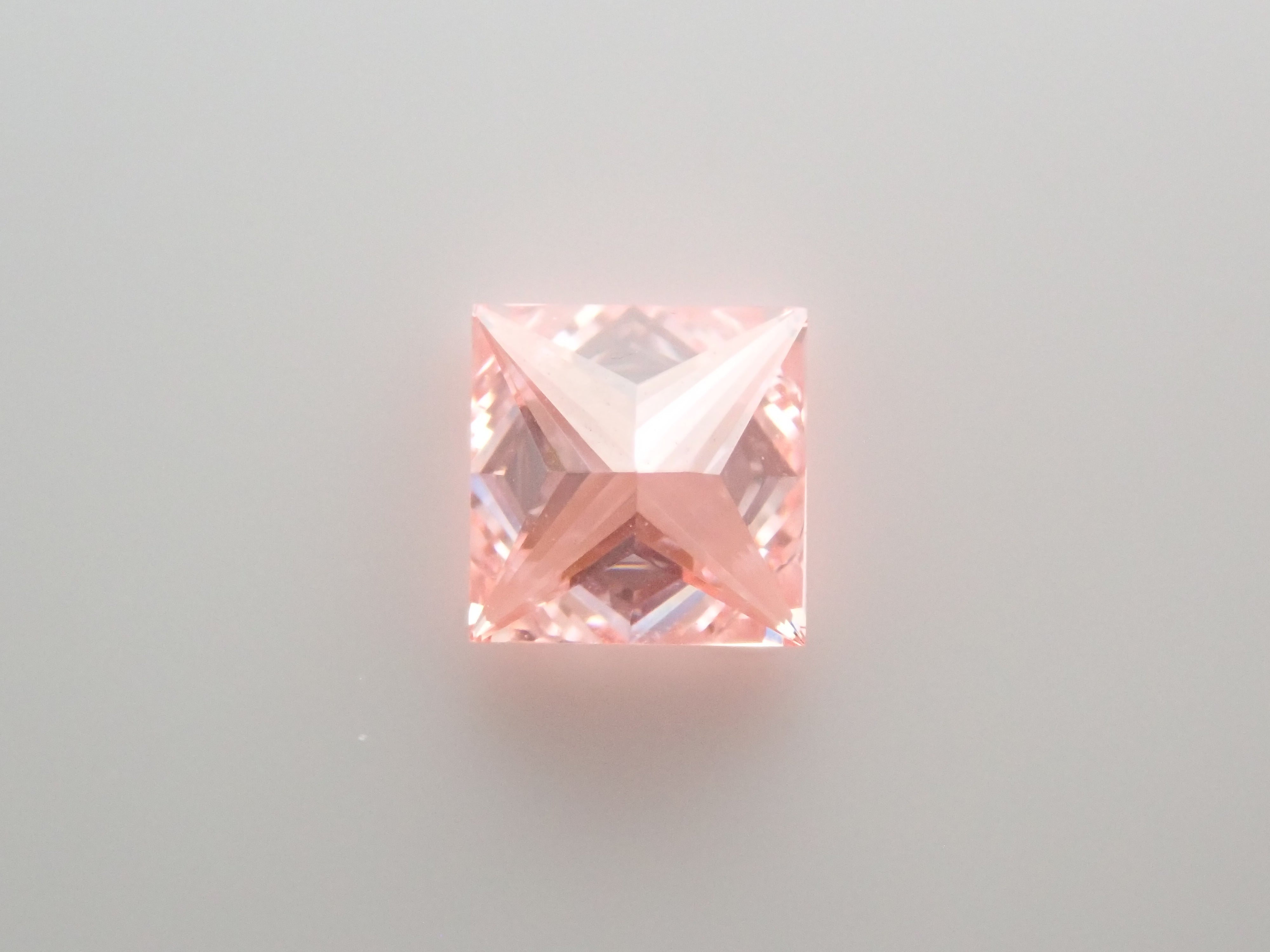 ラボグロウンダイヤモンド(合成ダイヤモンド) 0.290ctルース(FANCY VIVID PINK, VS-2)