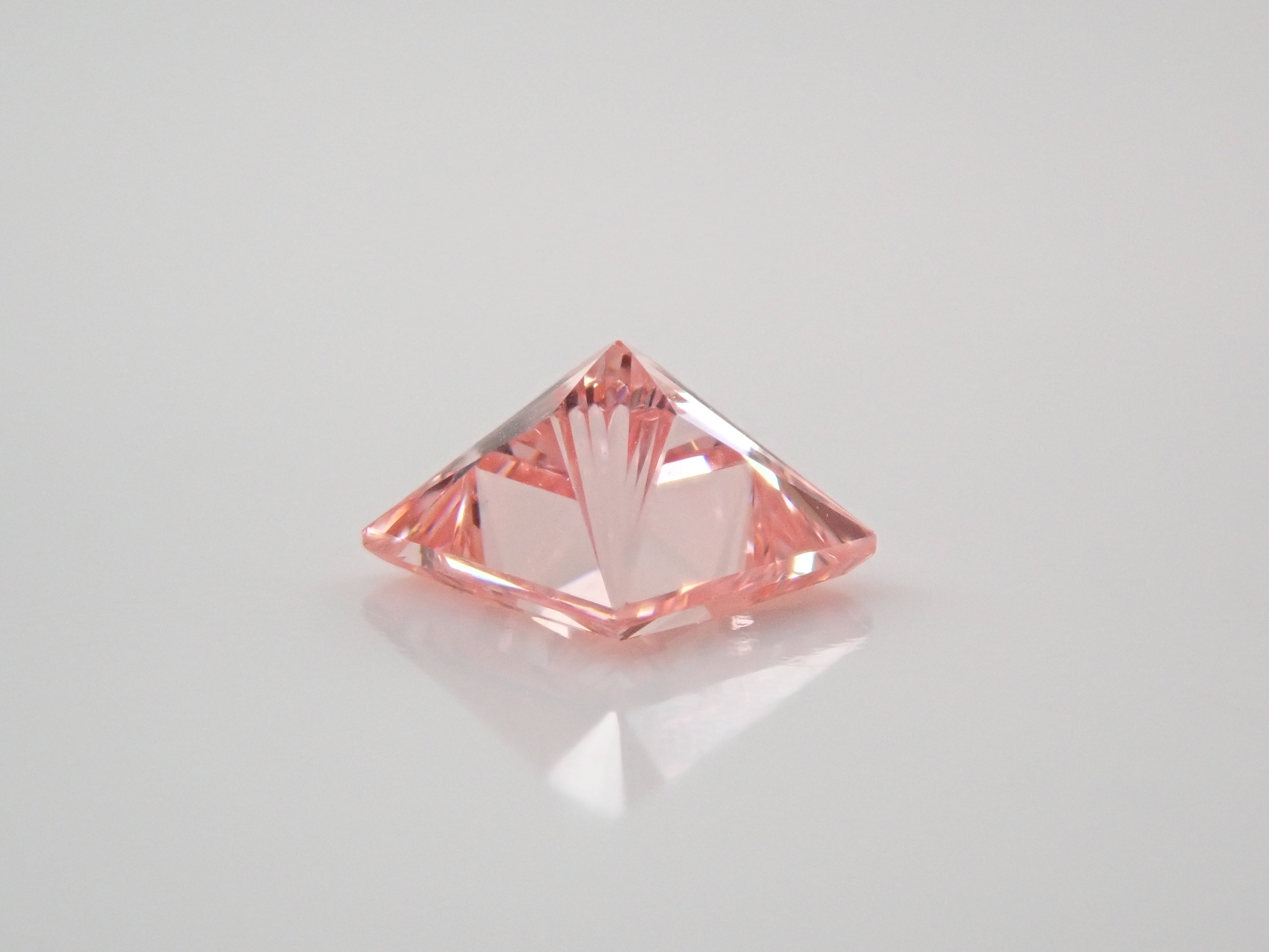 ラボグロウンダイヤモンド(合成ダイヤモンド) 0.290ctルース(FANCY VIVID PINK, VS-2)