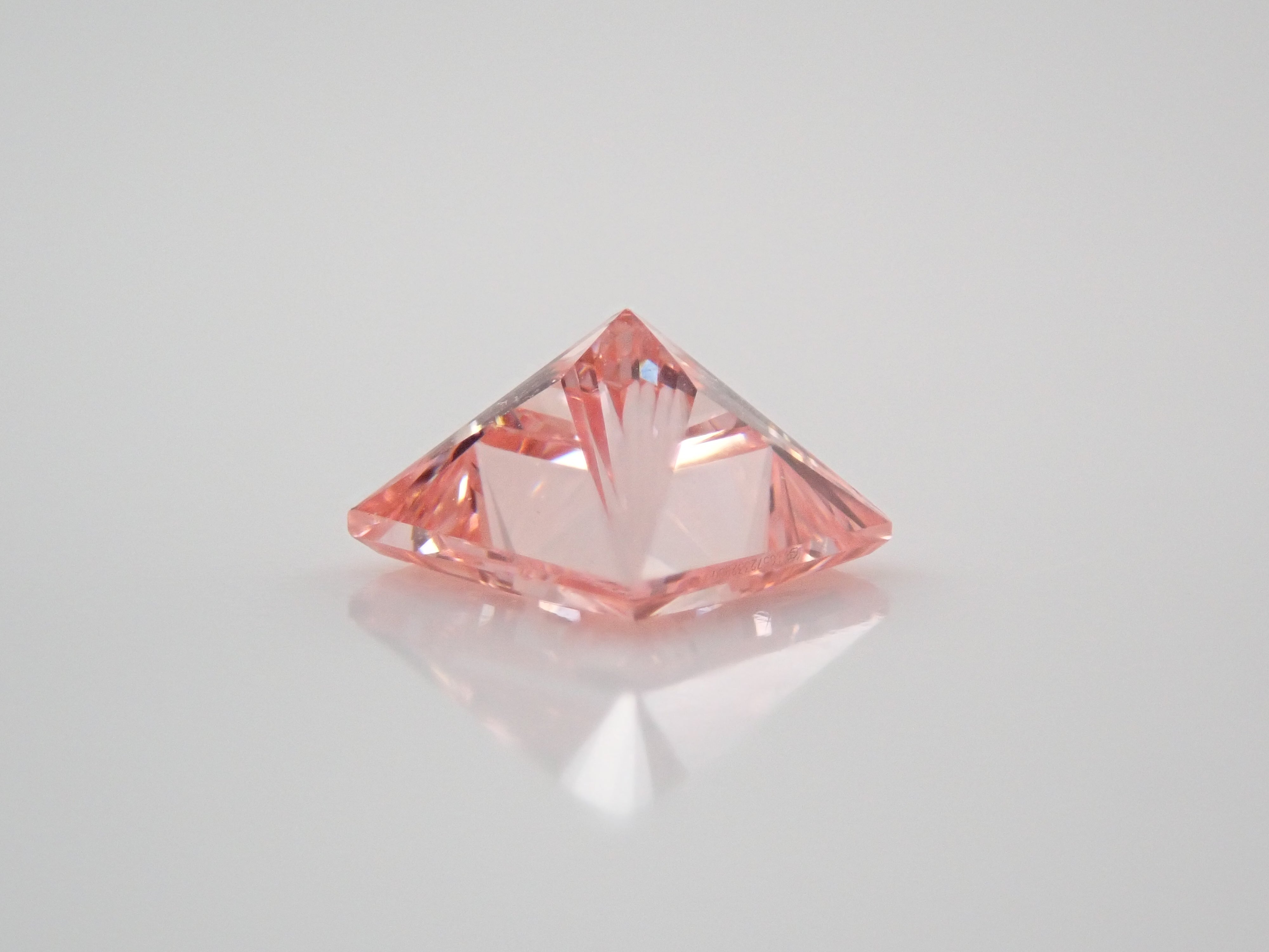 ラボグロウンダイヤモンド(合成ダイヤモンド) 0.290ctルース(FANCY VIVID PINK, VS-2)