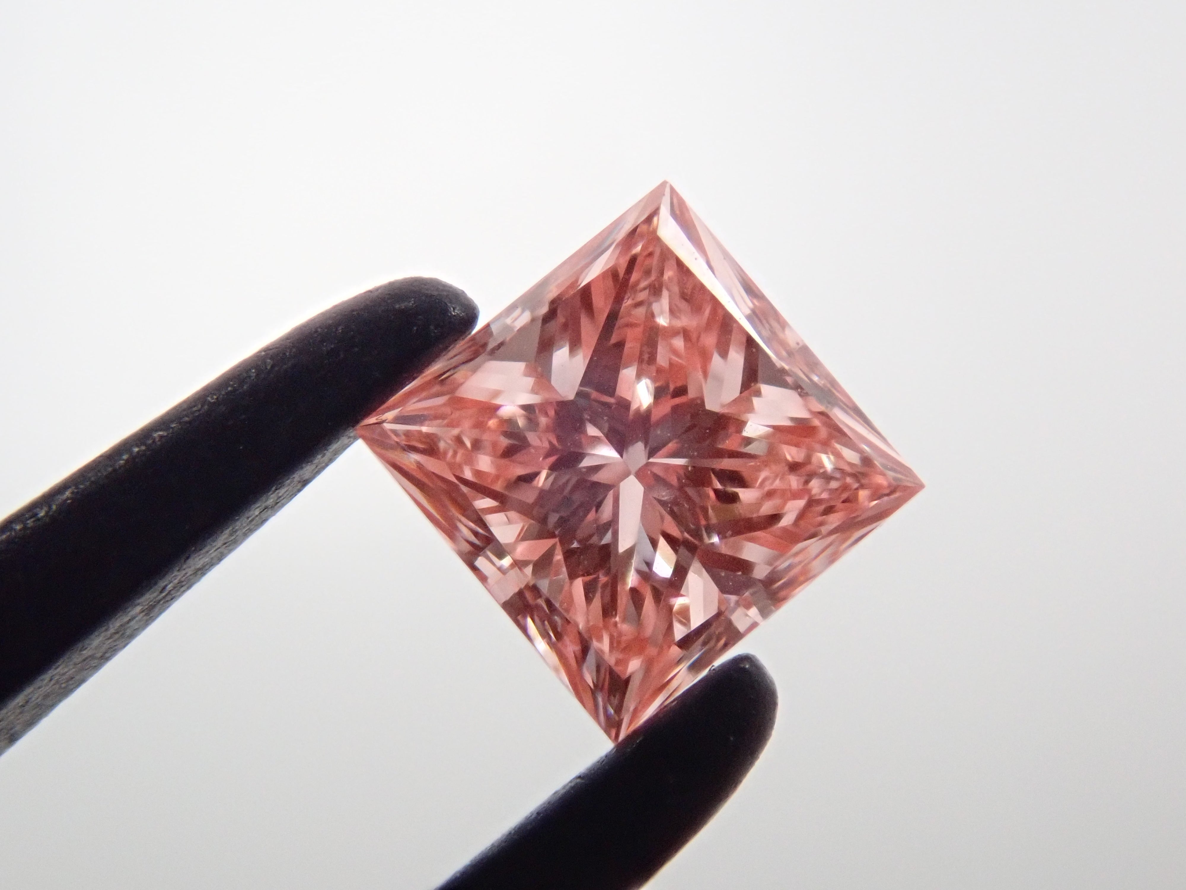 ラボグロウンダイヤモンド(合成ダイヤモンド) 0.290ctルース(FANCY VIVID PINK, VS-2)