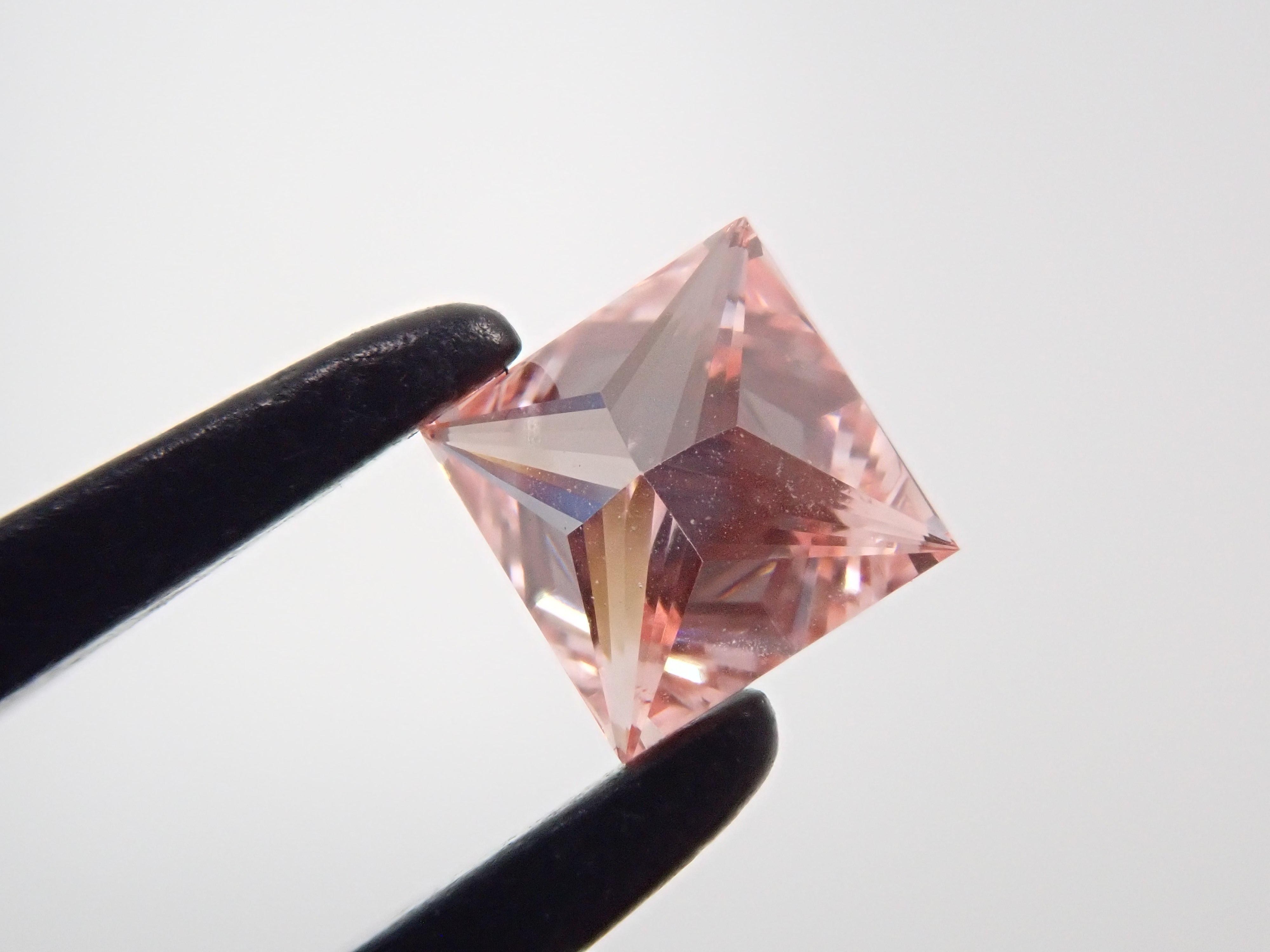 ラボグロウンダイヤモンド(合成ダイヤモンド) 0.290ctルース(FANCY VIVID PINK, VS-2)