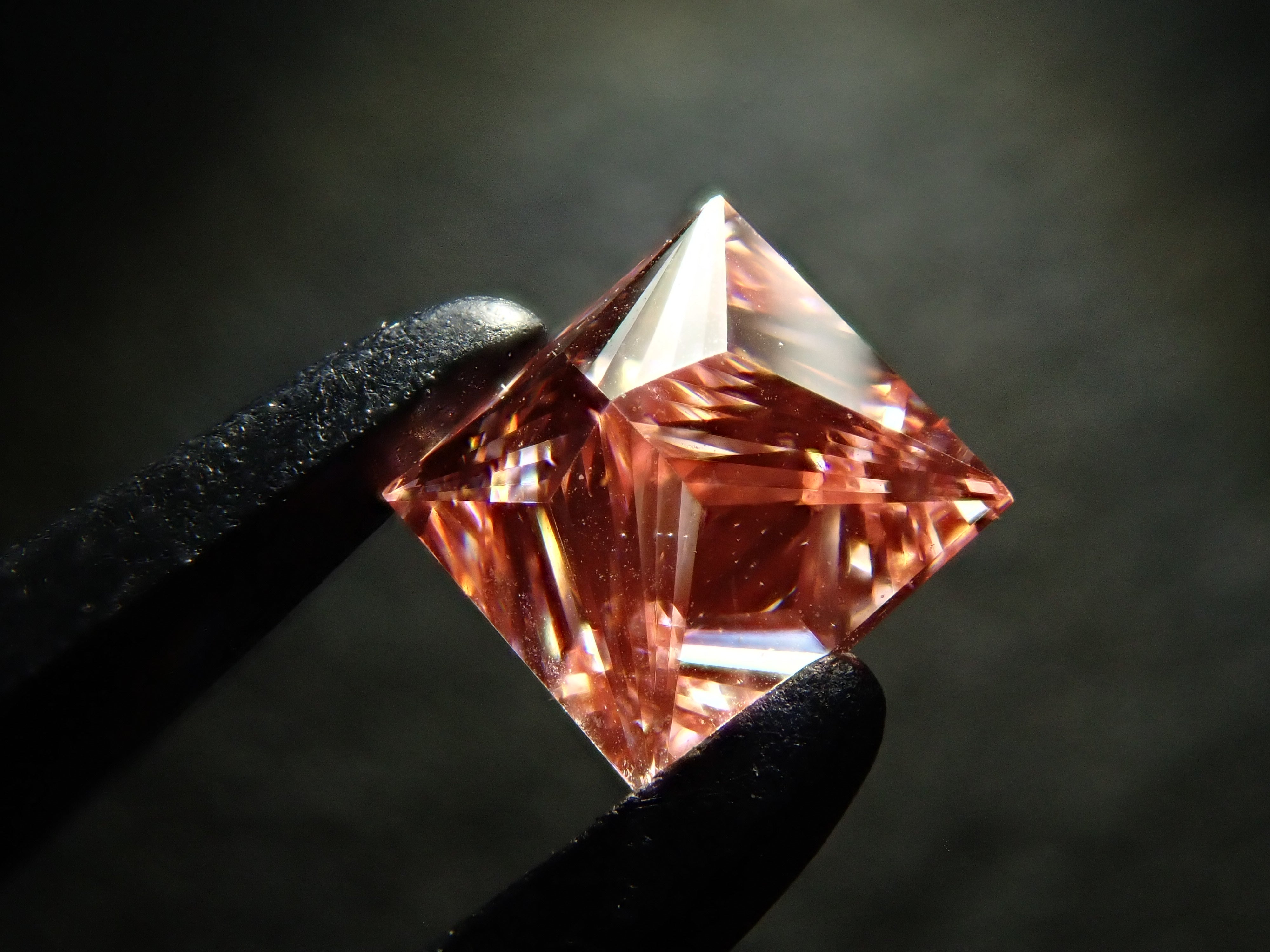 ラボグロウンダイヤモンド(合成ダイヤモンド) 0.290ctルース(FANCY VIVID PINK, VS-2)