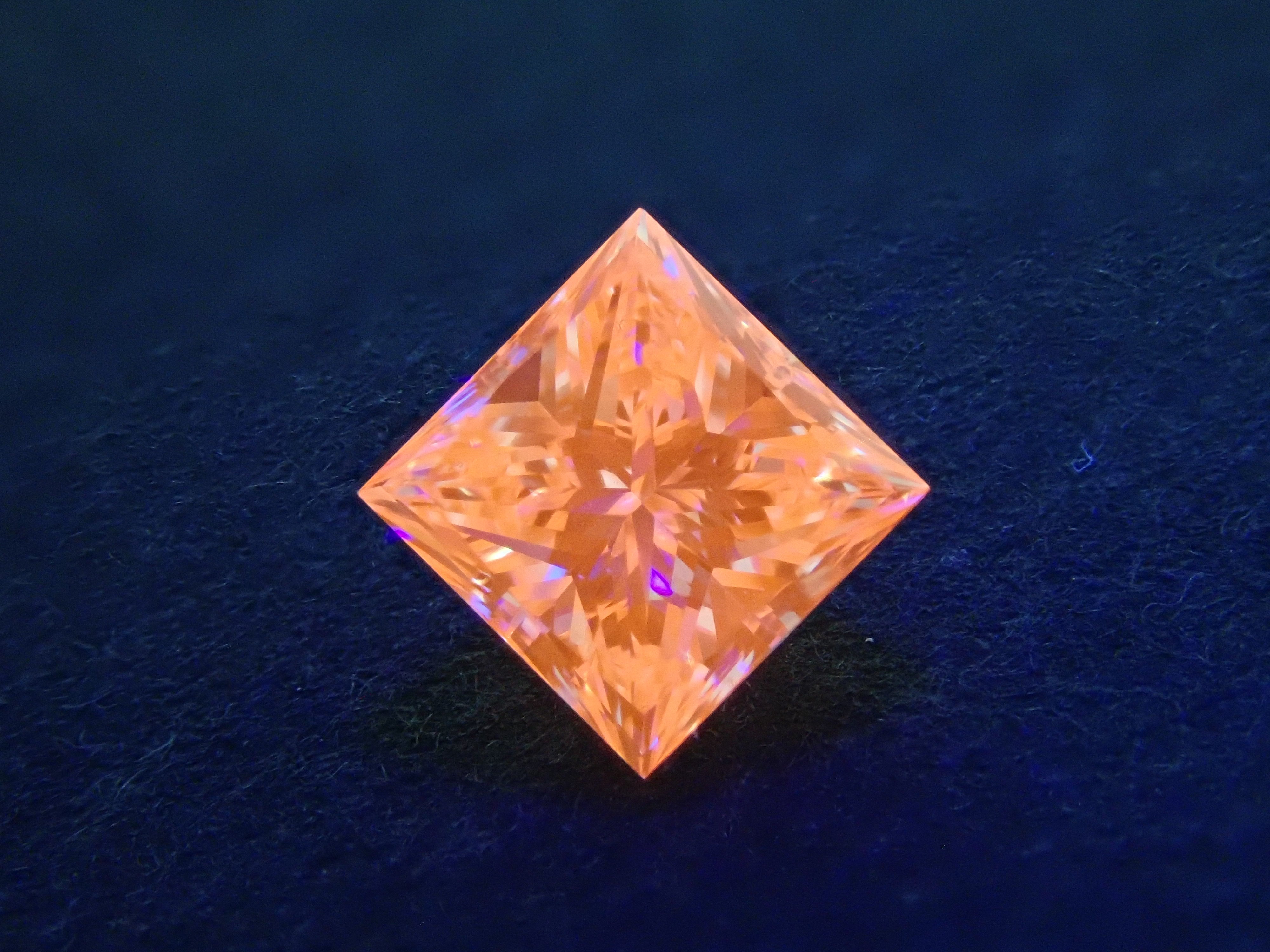 ラボグロウンダイヤモンド(合成ダイヤモンド) 0.290ctルース(FANCY VIVID PINK, VS-2)