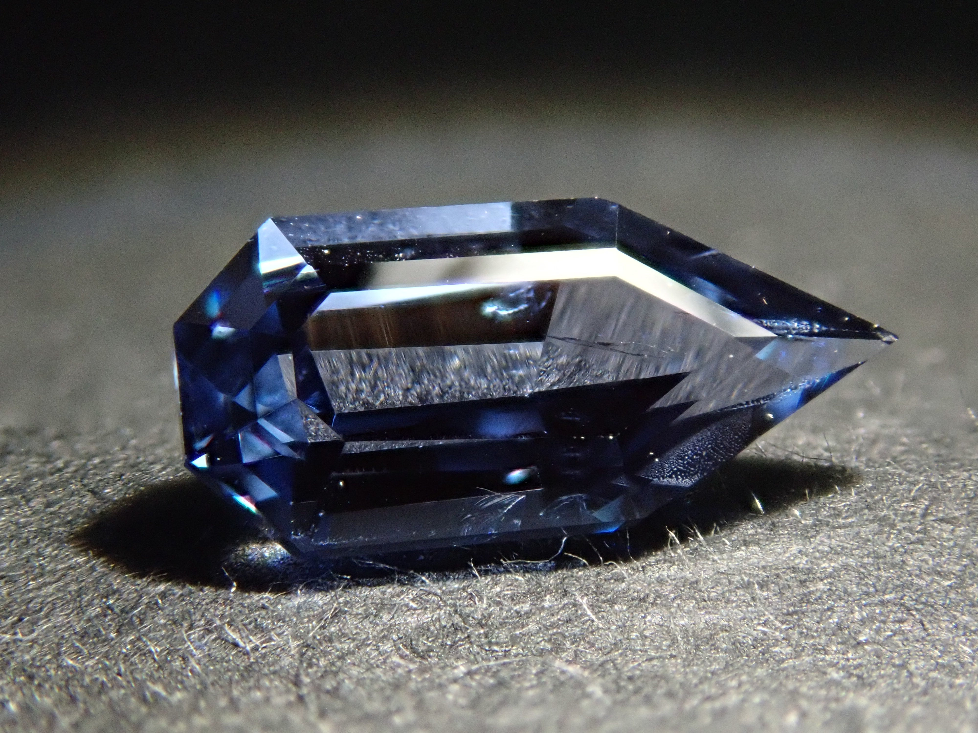 非加熱コバルトスピネル(コバルトブルースピネル) 0.740ctルース(シールドカット) GIA