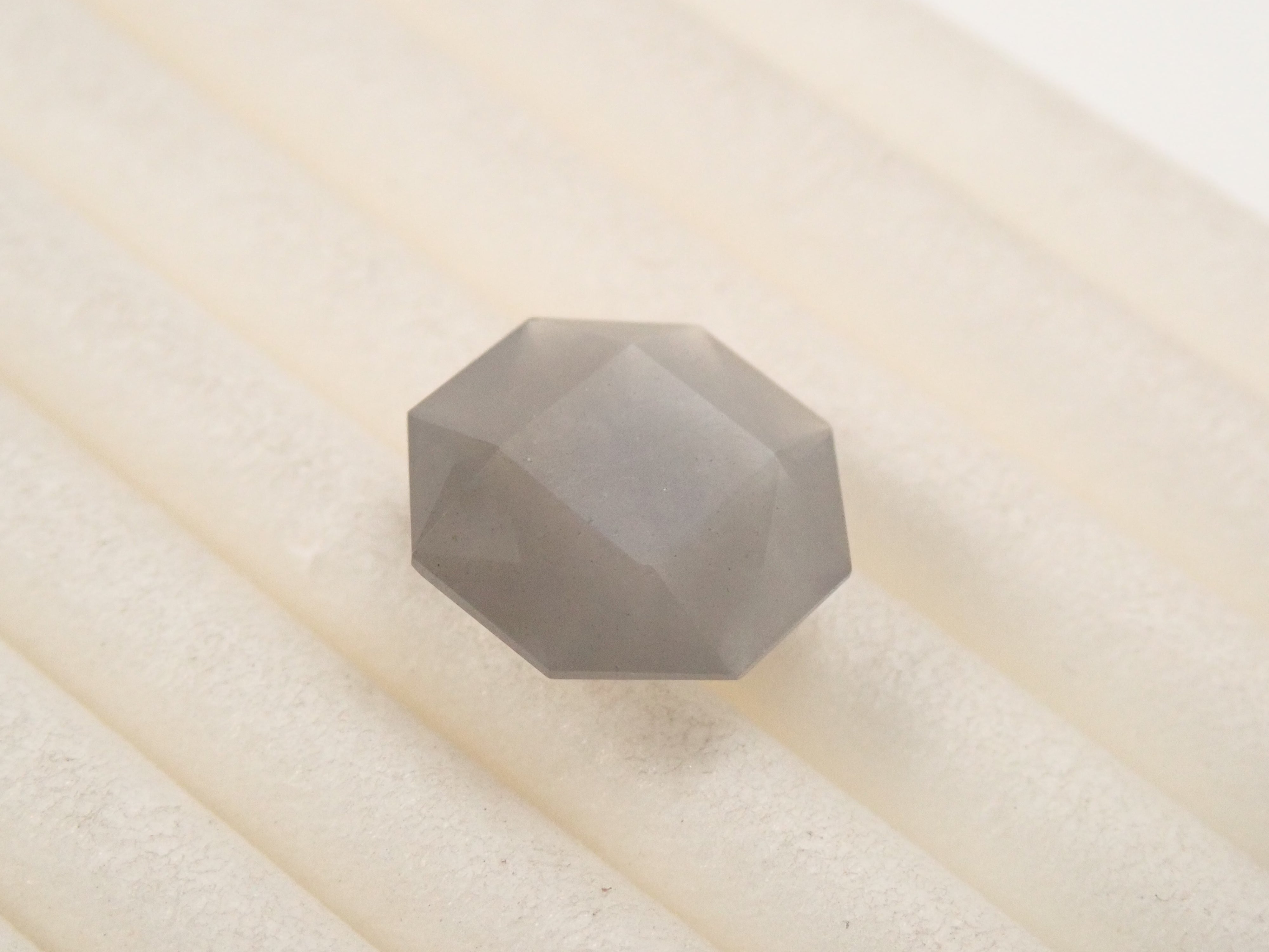 【12562104掲載】ブラックムーンストーン 1.871ctルース