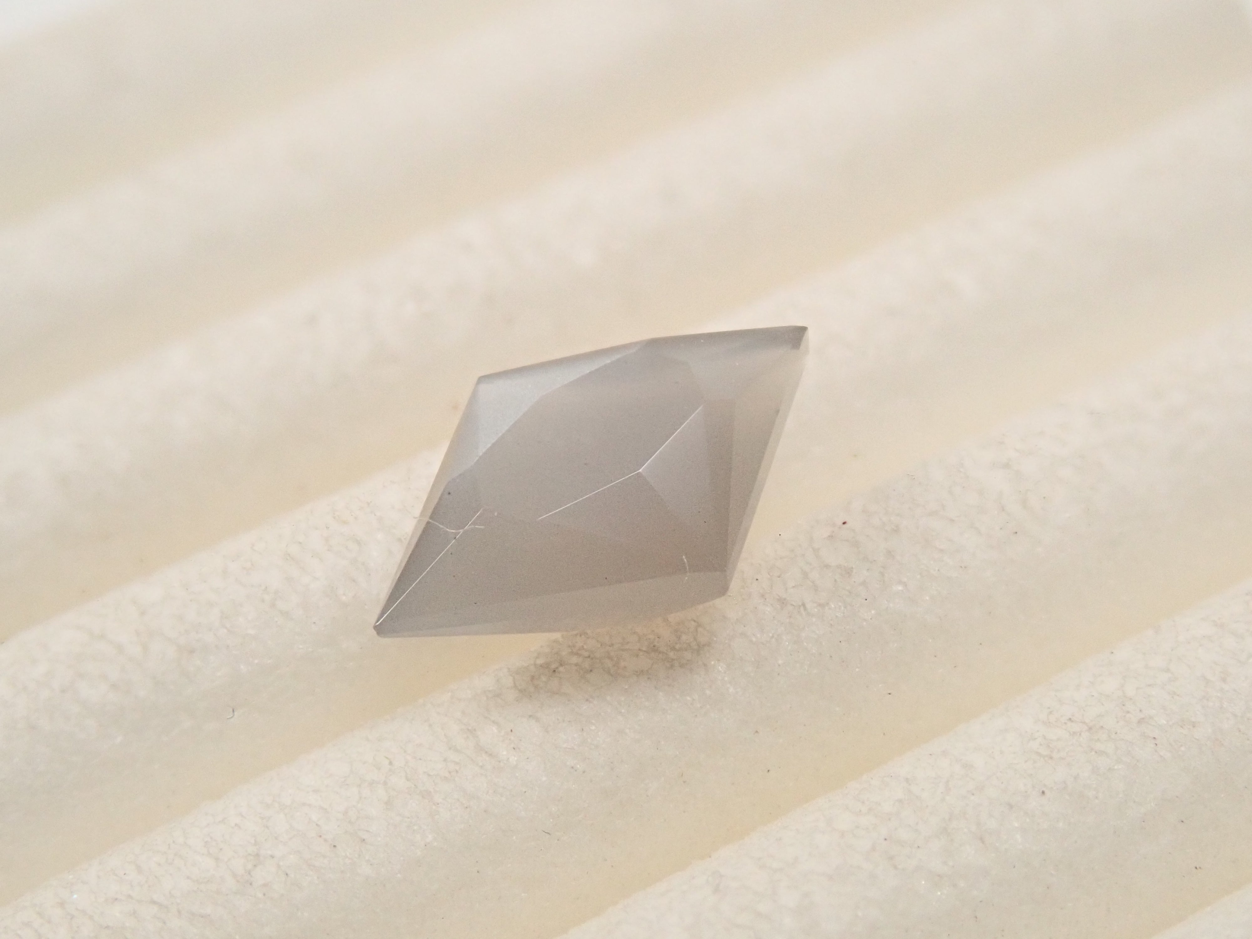 【12562105掲載】ブラックムーンストーン 0.609ctルース