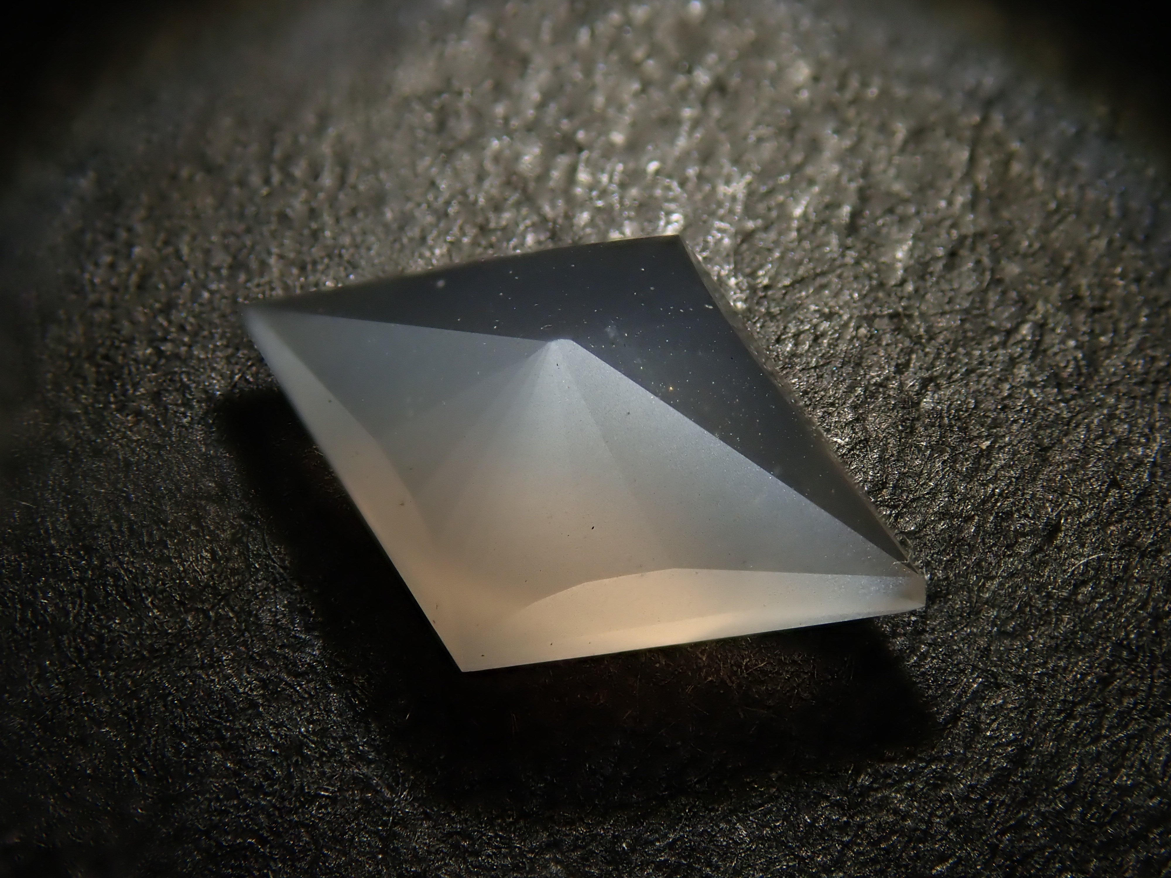 【12562105掲載】ブラックムーンストーン 0.609ctルース