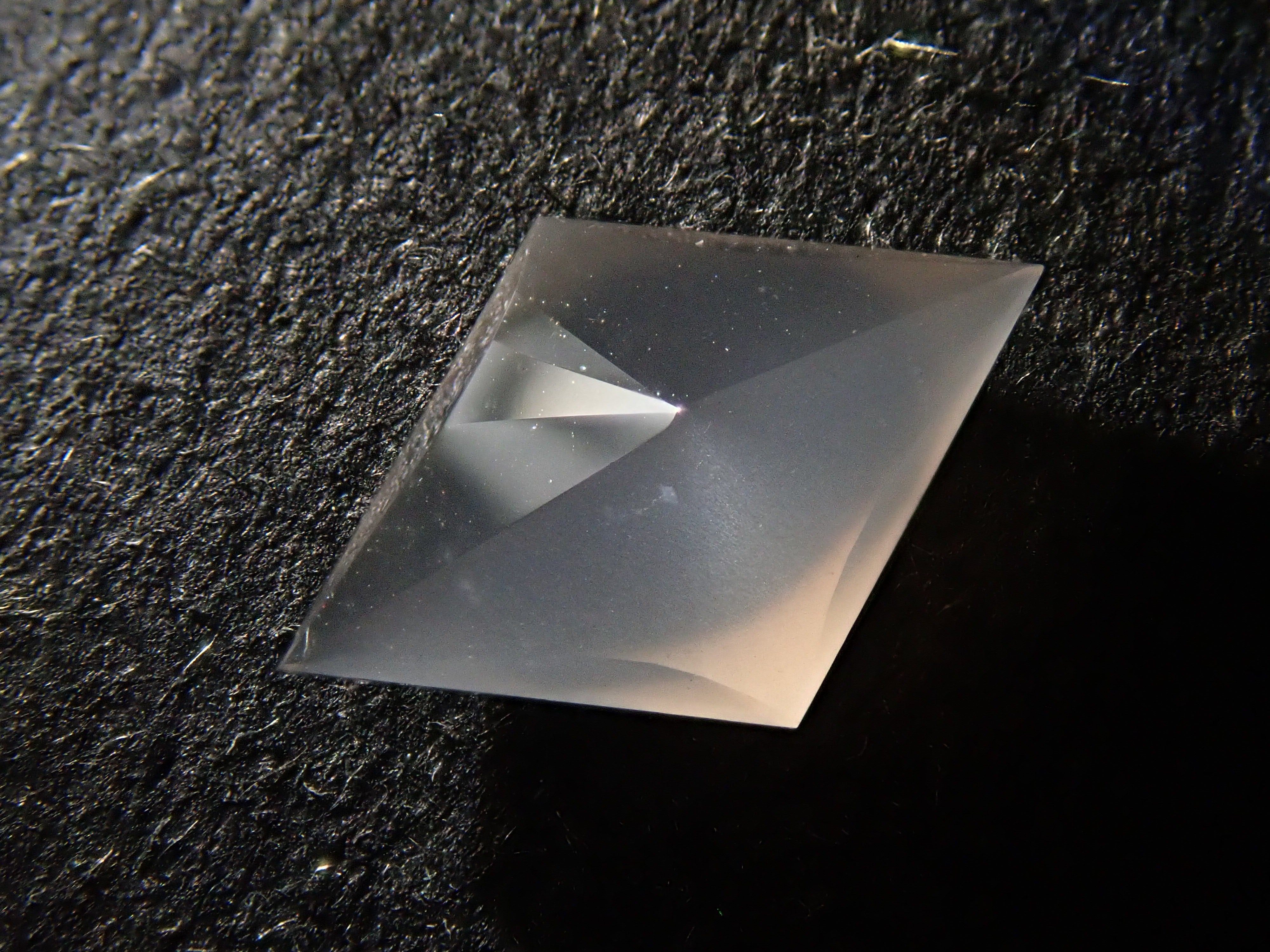 【12562105掲載】ブラックムーンストーン 0.609ctルース