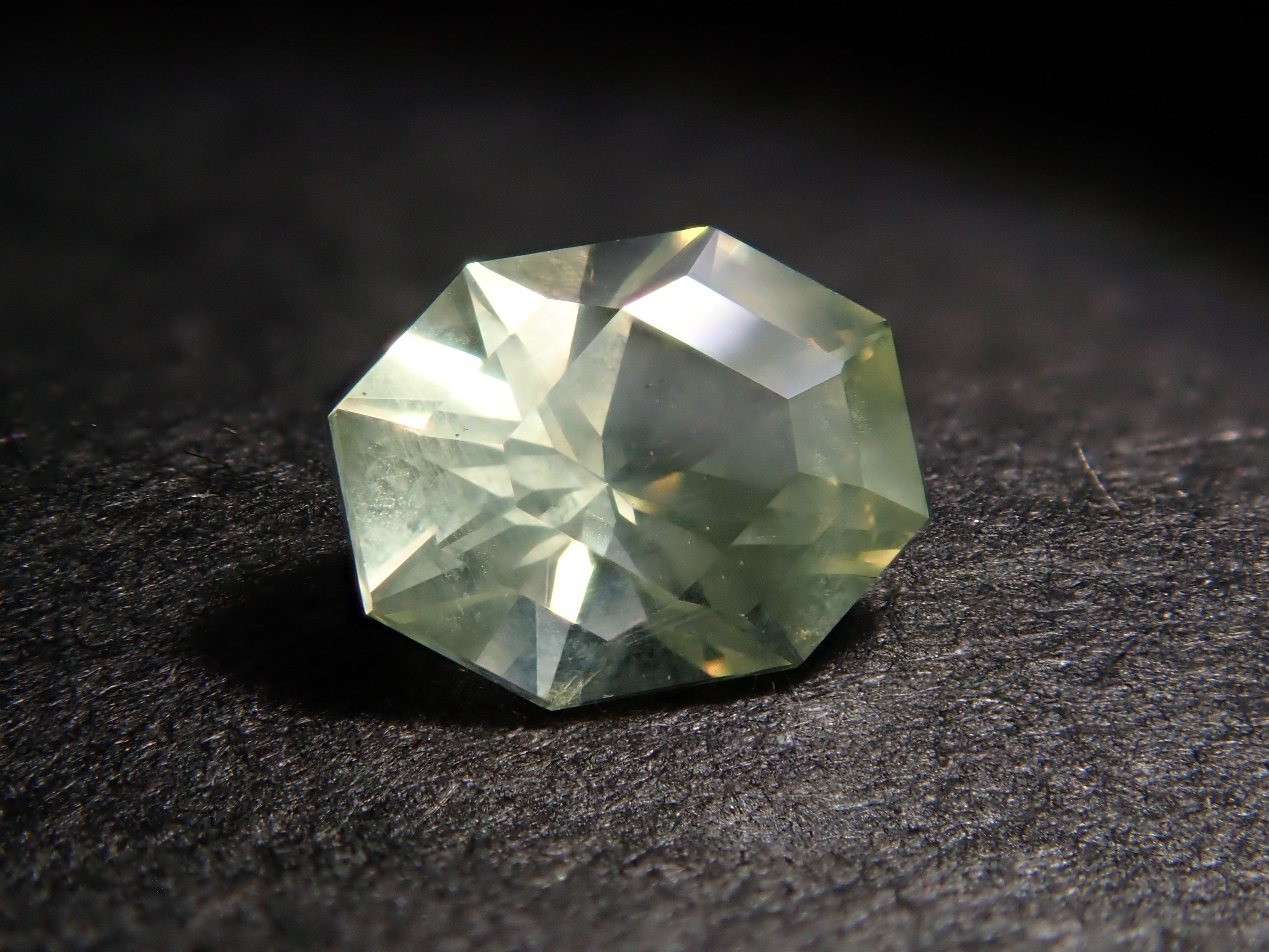 【12552988掲載】タンザニア産イエローサファイア 0.281ctルース