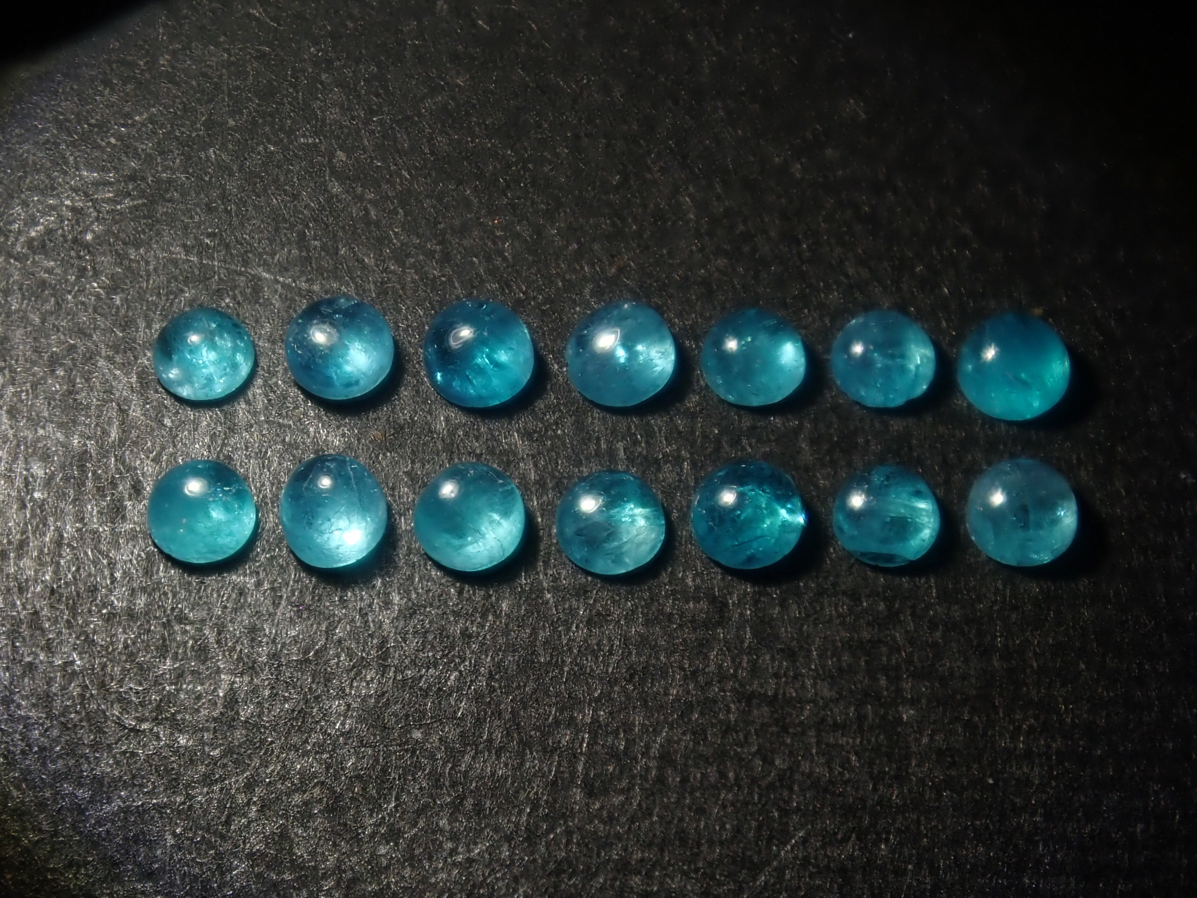 巴西帕拉伊巴碧璽(凸面切割,約2.2毫米)1顆裸石(多件購買可享折扣)