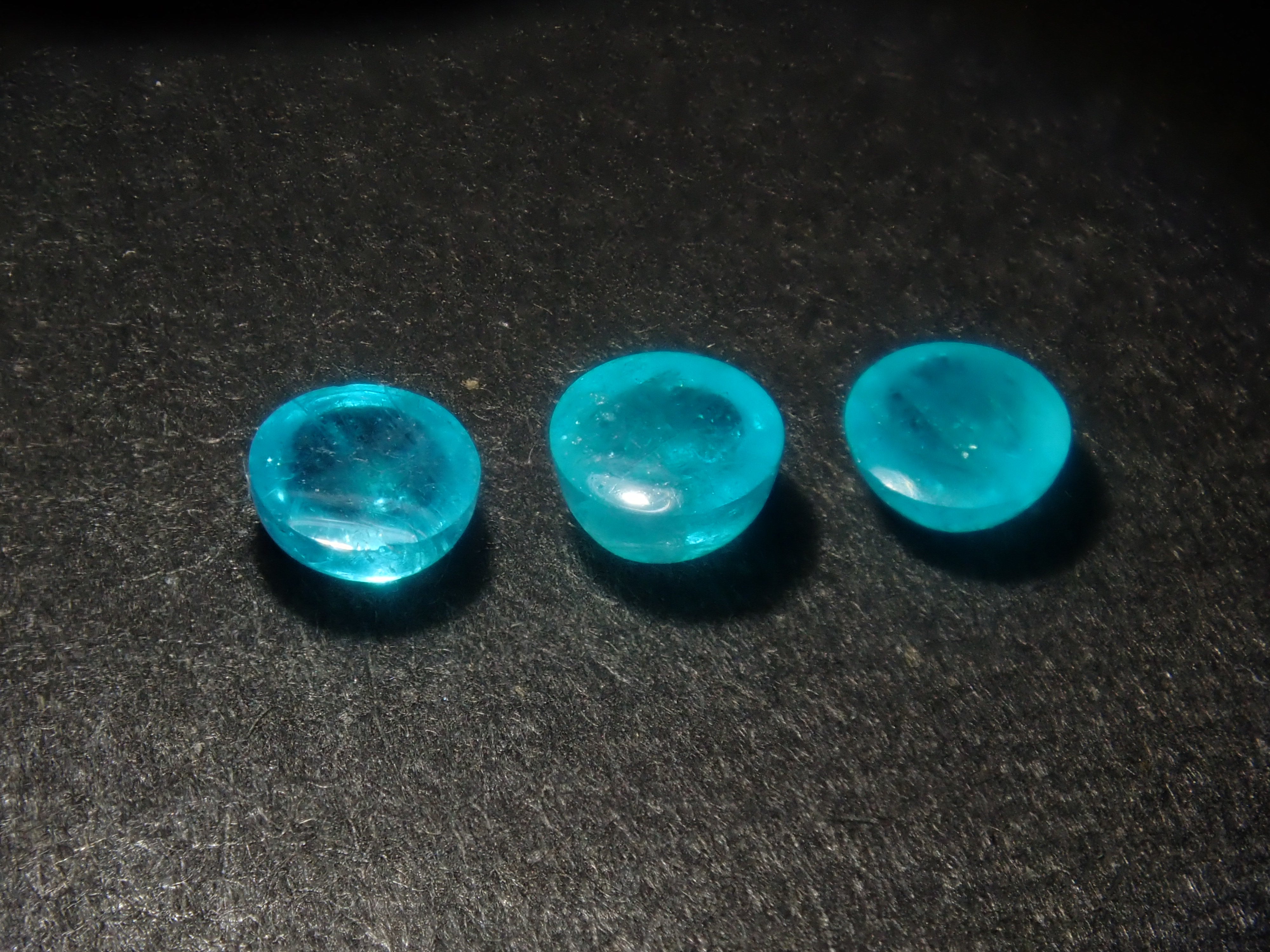 巴西帕拉伊巴碧璽(凸面切割,約2.2毫米)1顆裸石(多件購買可享折扣)