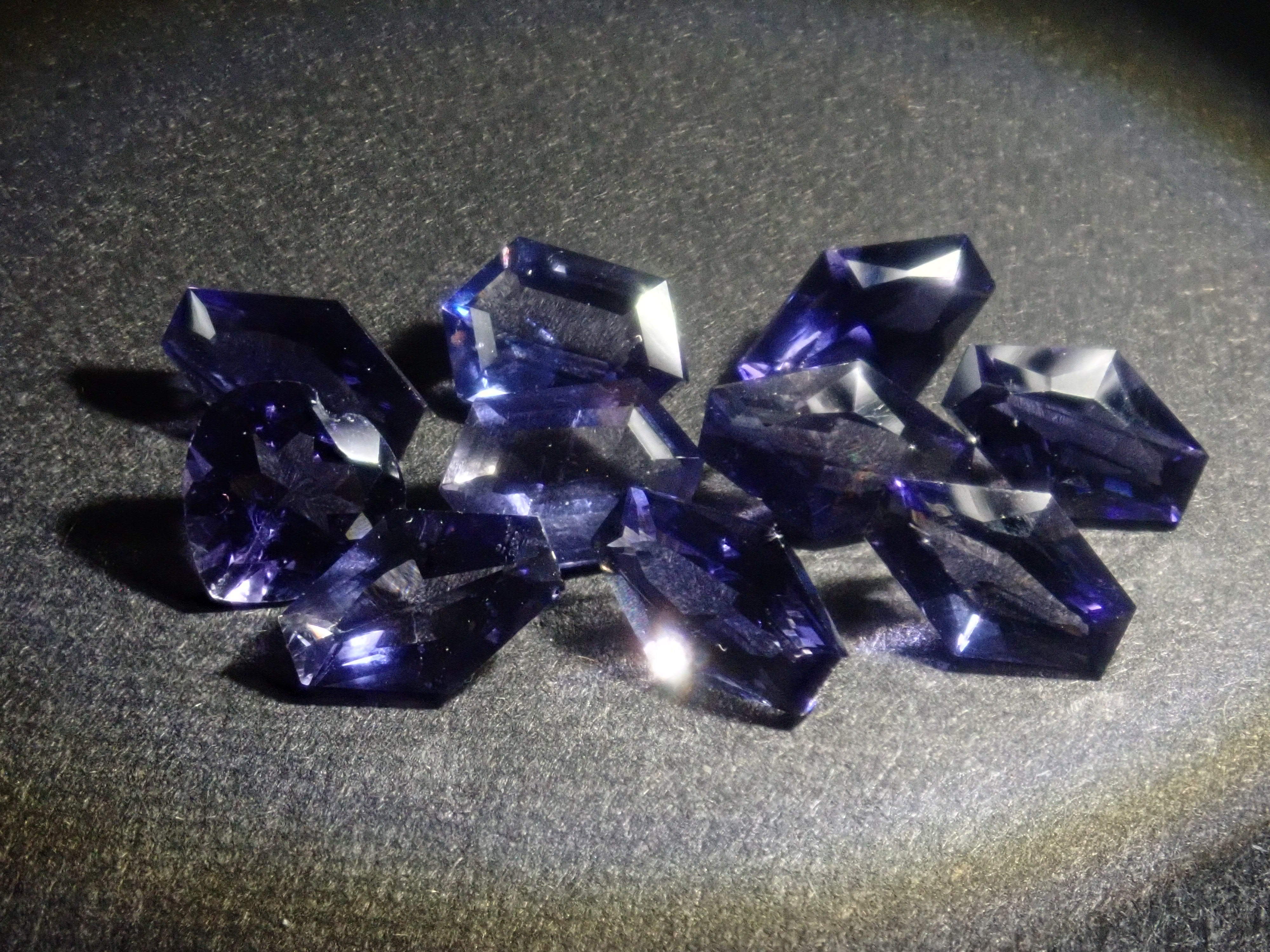 《Limited to 12 Stones》Iolite Gacha including Konpeito-cut Golden Iolite, normally 27,800 yen (with a bonus cut by Mr. Sanje)《Multiple Purchase Discount Available》